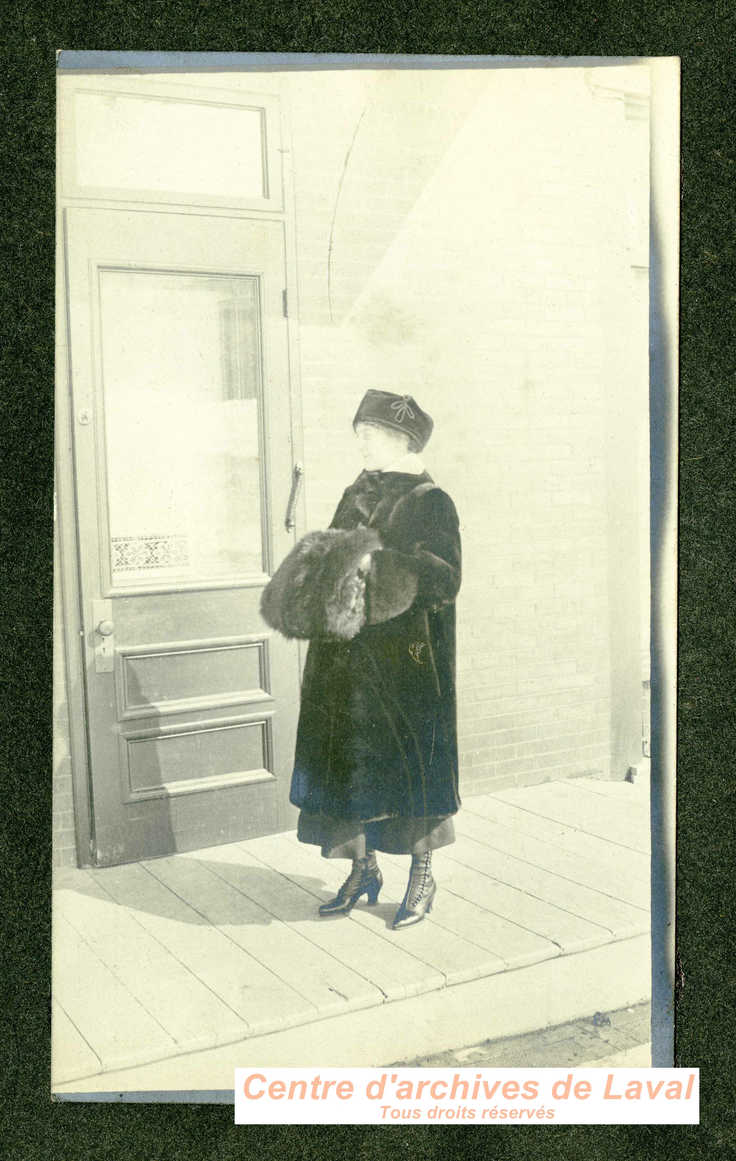 Femme en manteau de fourrure.