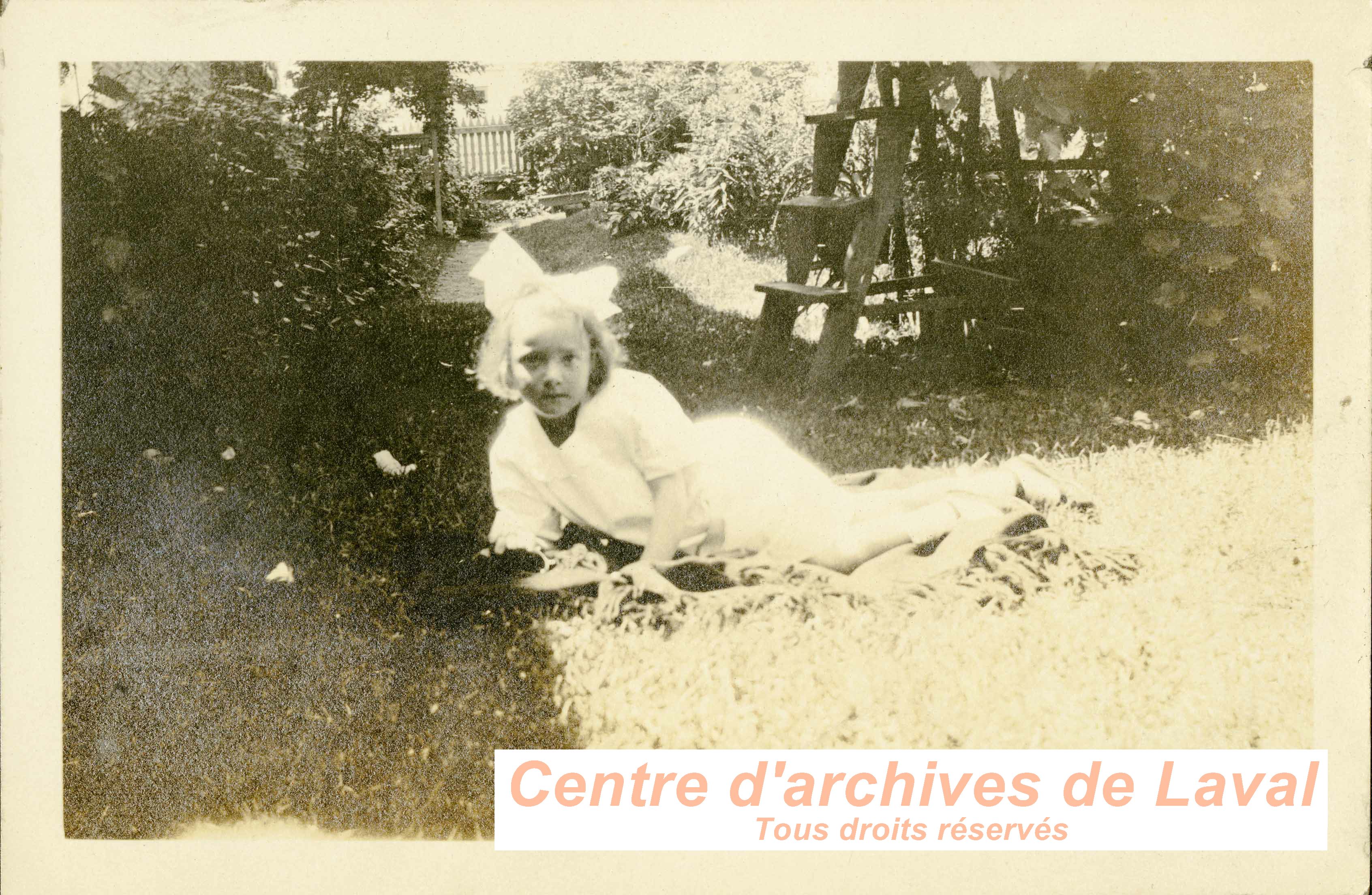 Jeune fille tendue sur l'herbe.