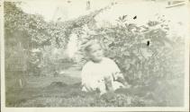 Petite fille dans un jardin.