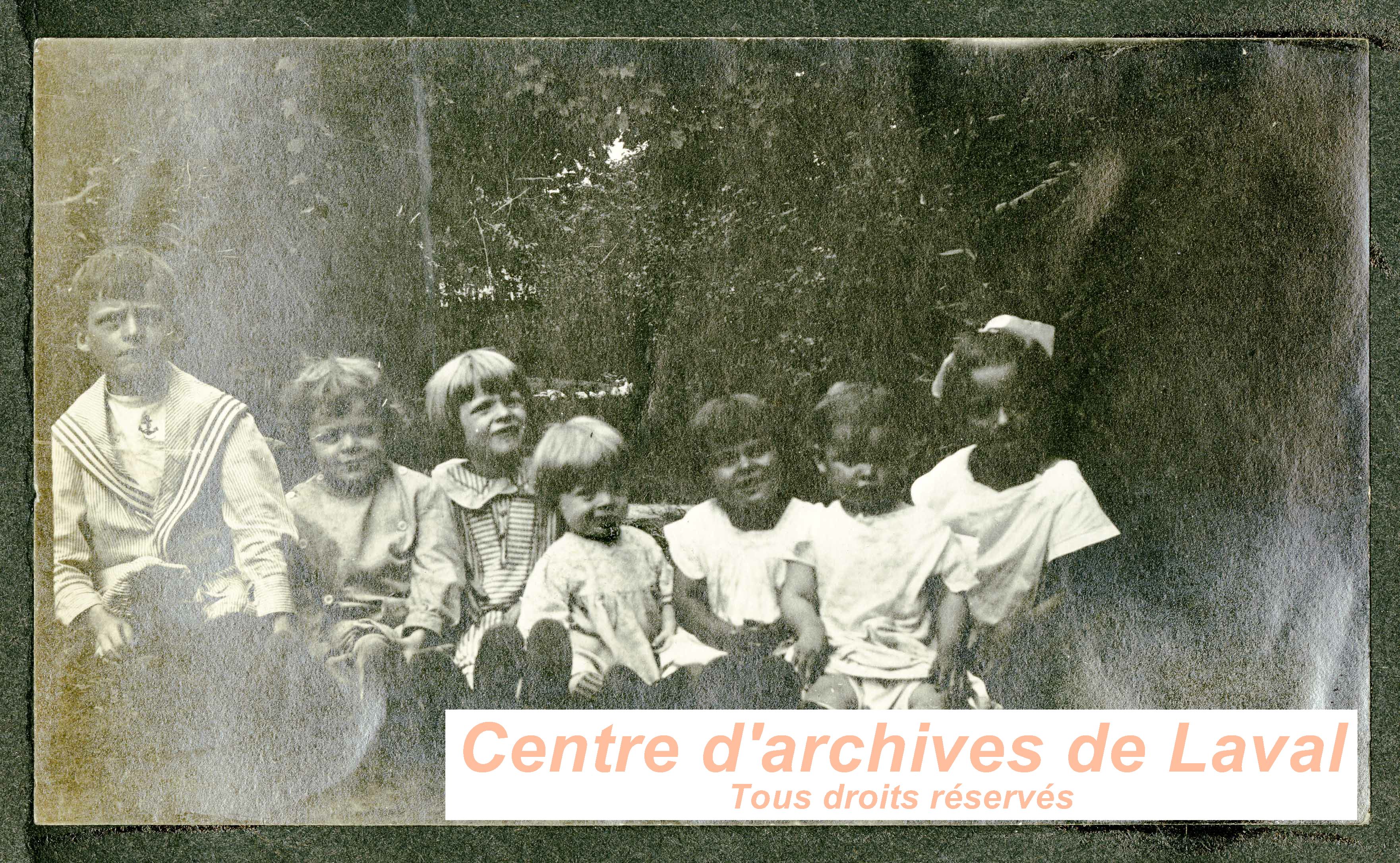 Enfants dans un jardin.