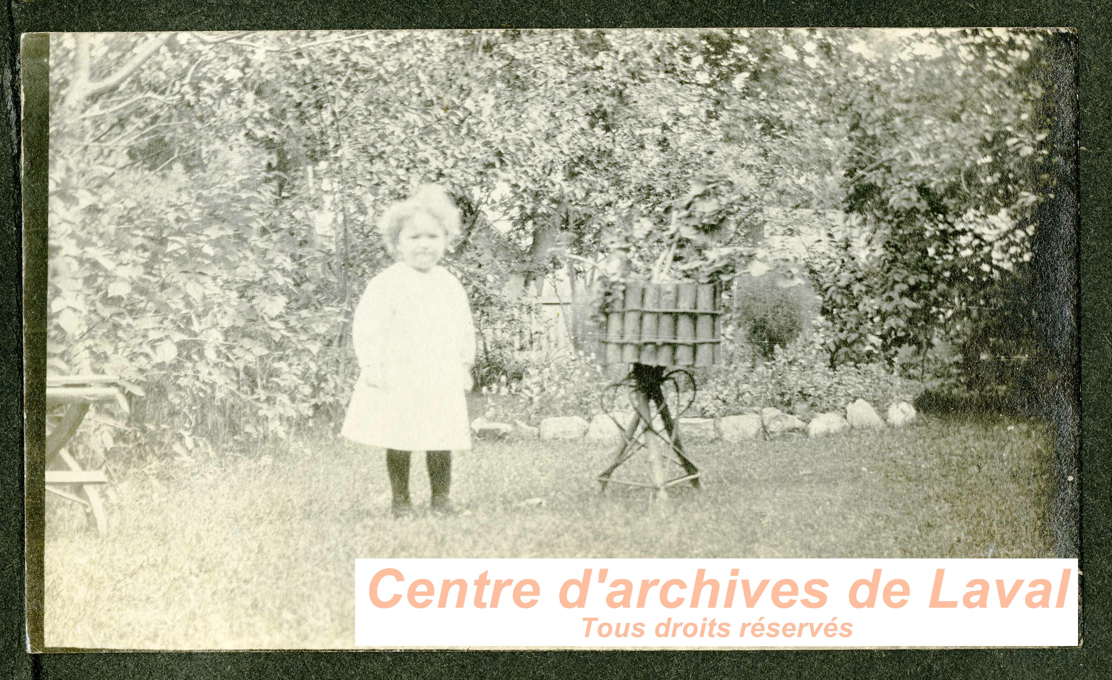 Enfant dans un jardin.