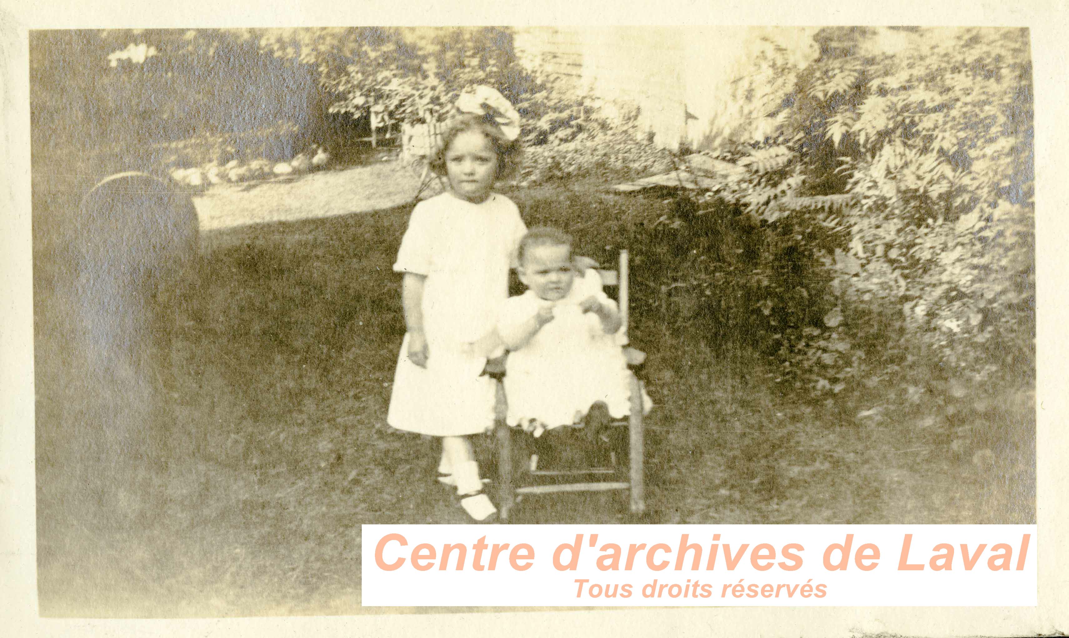 Enfants dans un jardin.