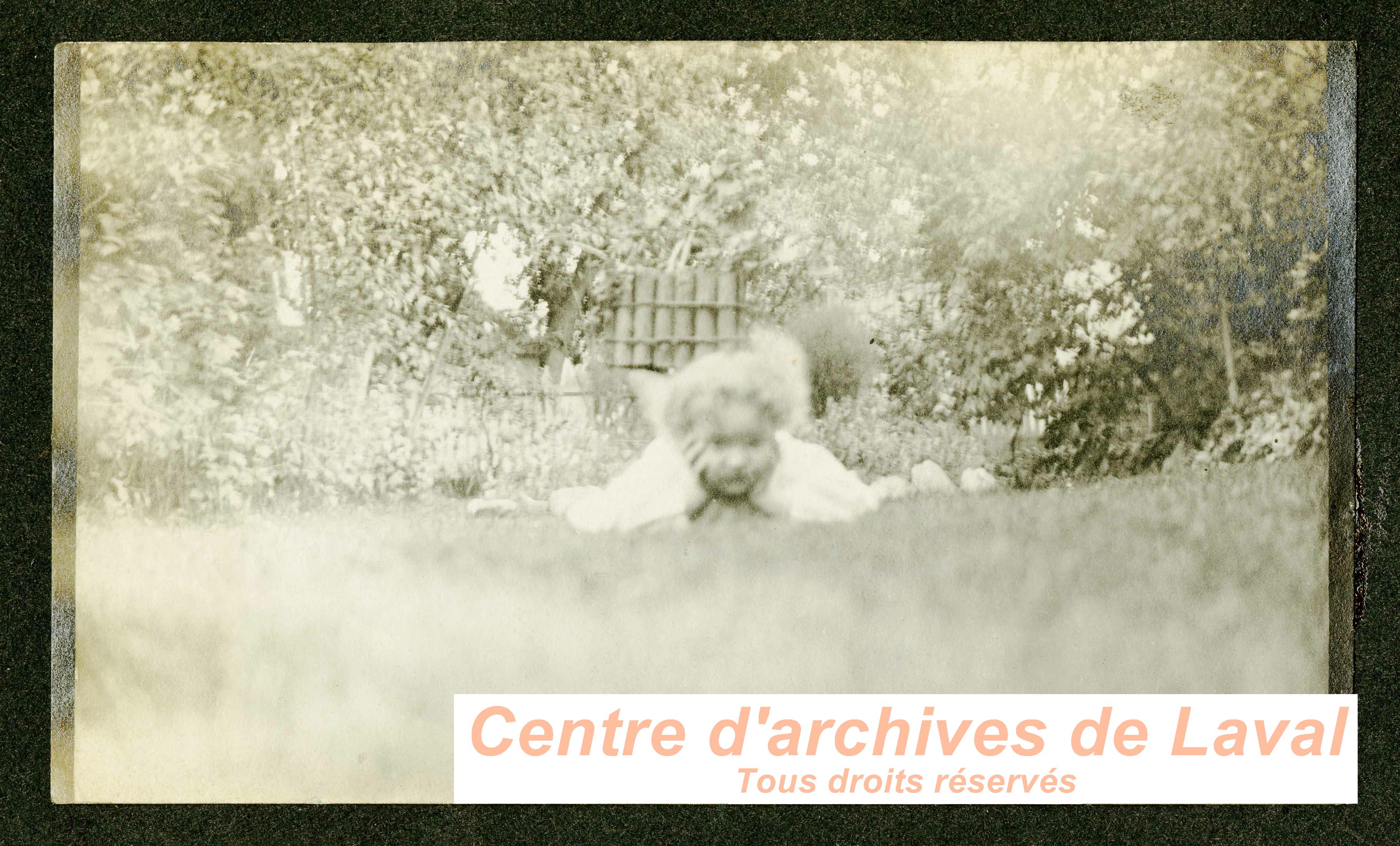 Enfant dans un jardin.