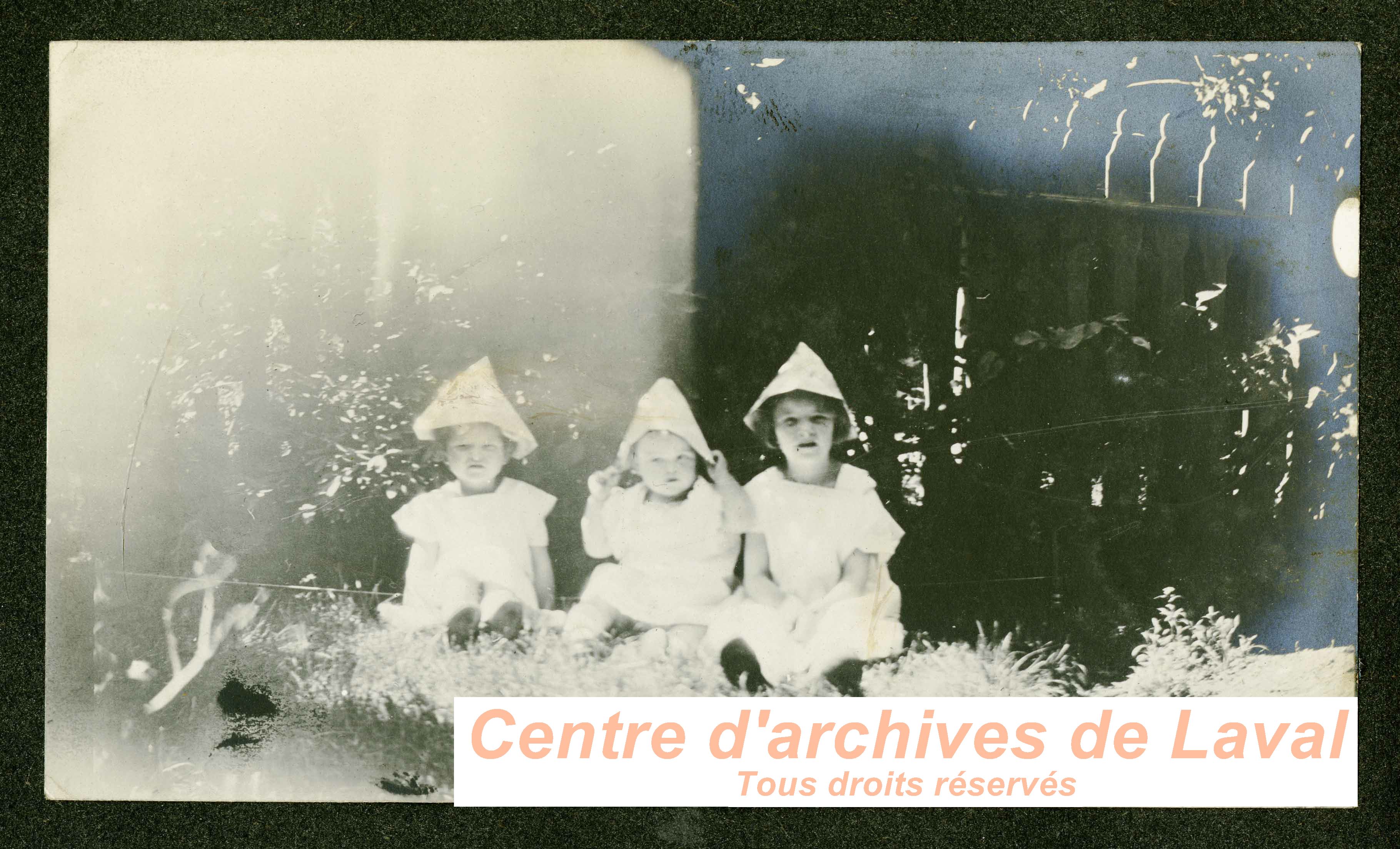 Enfants dans un jardin.