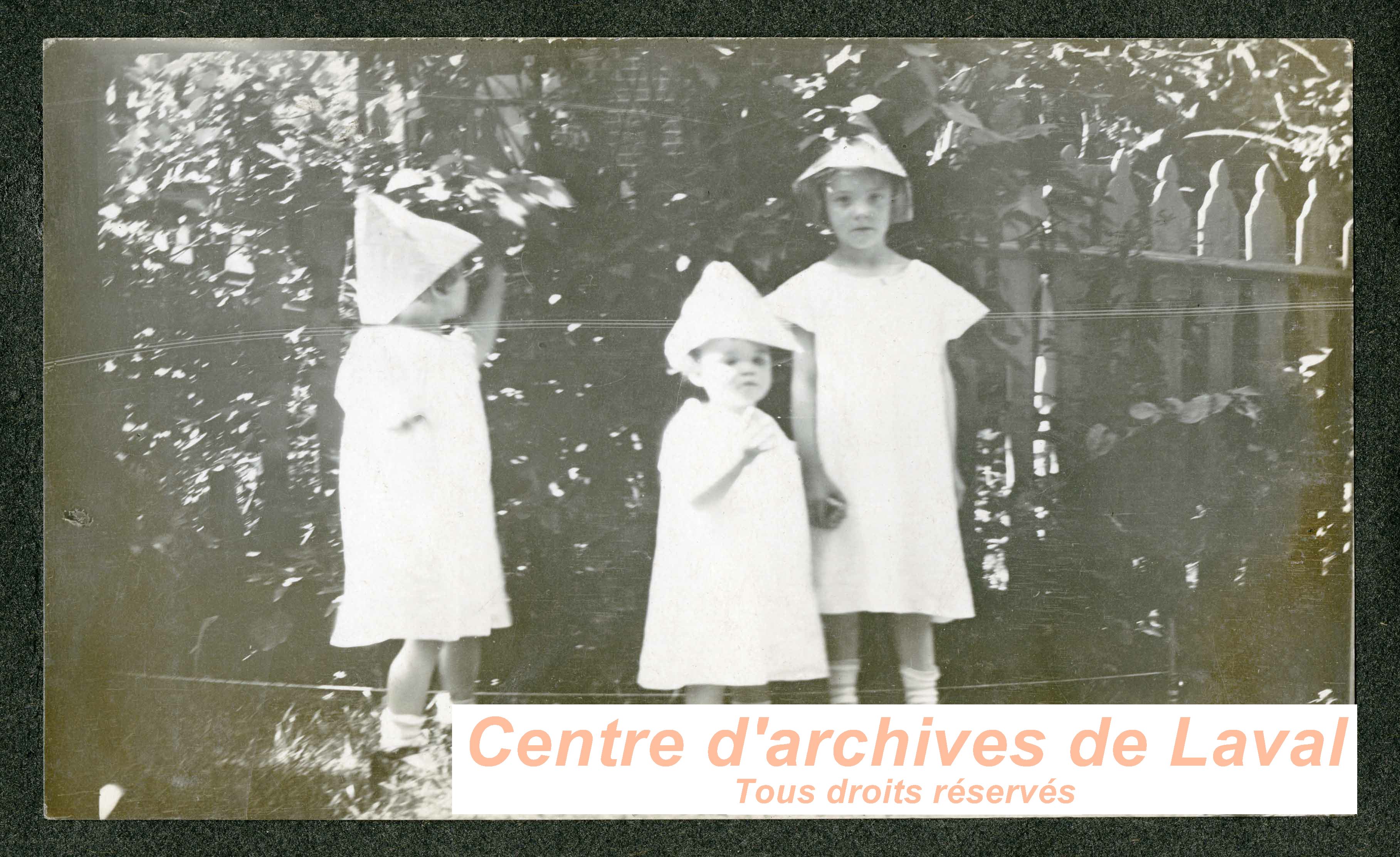 Enfants dans un jardin.