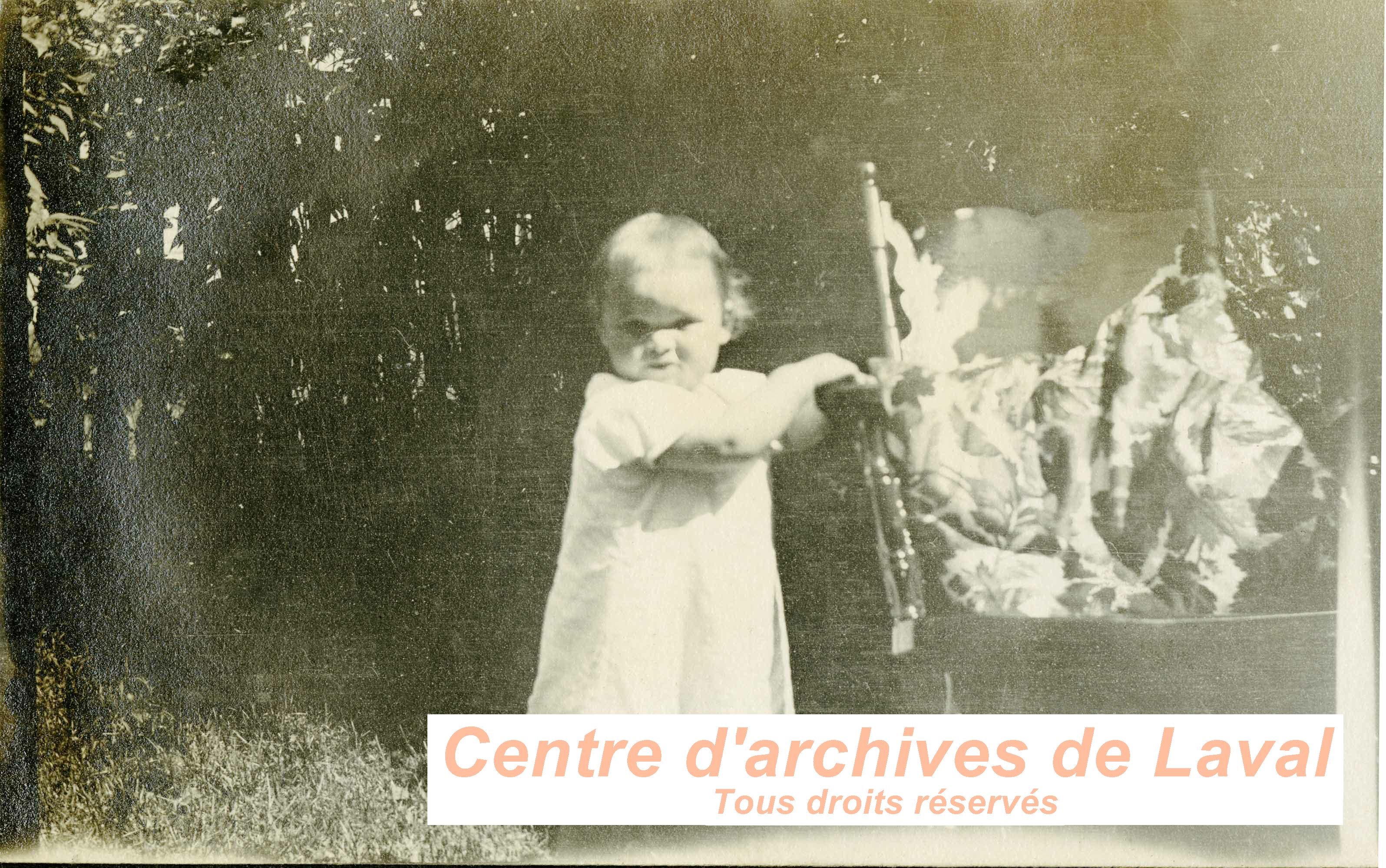 Enfant dans un jardin.