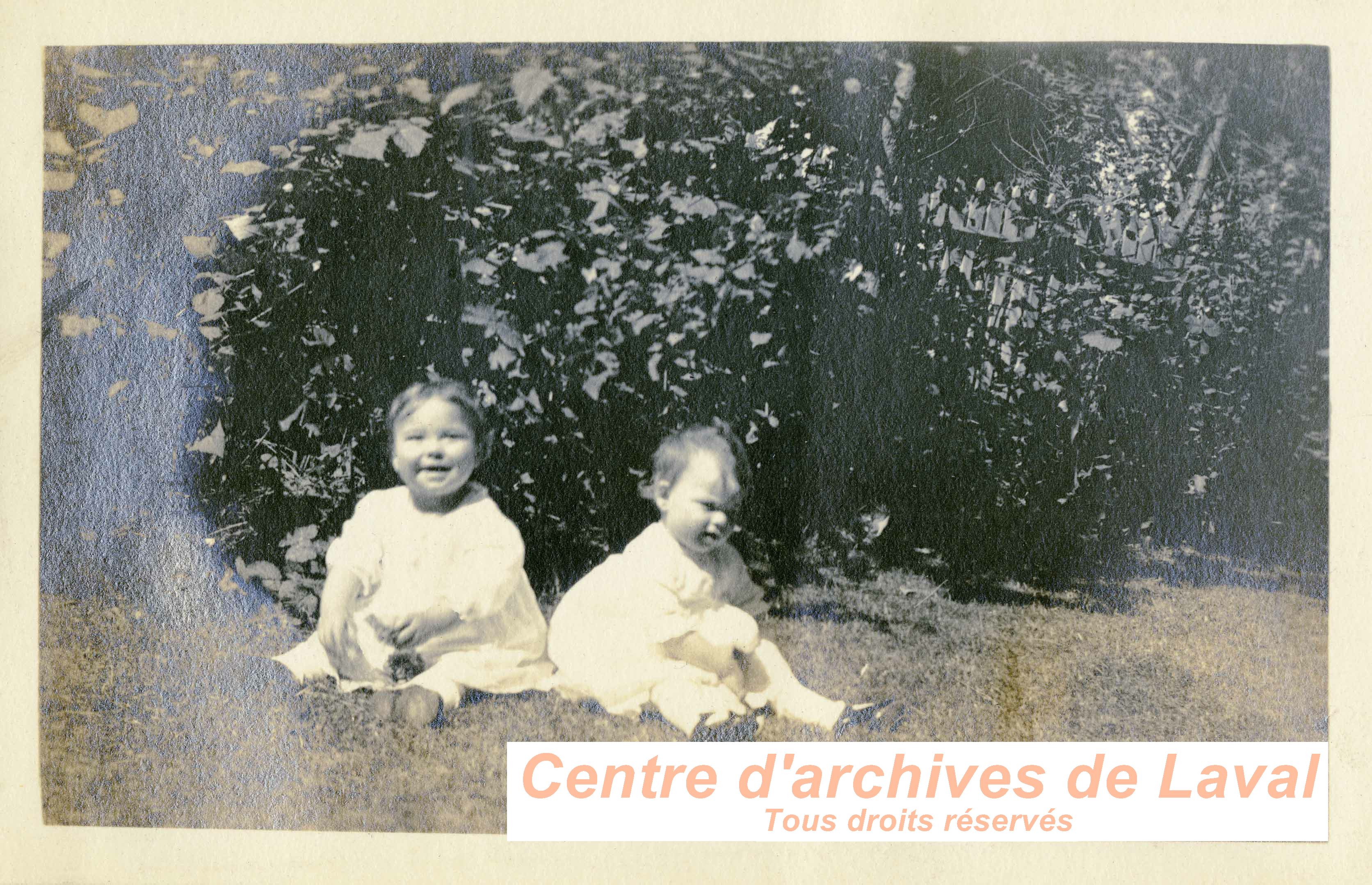 Enfants dans un jardin.