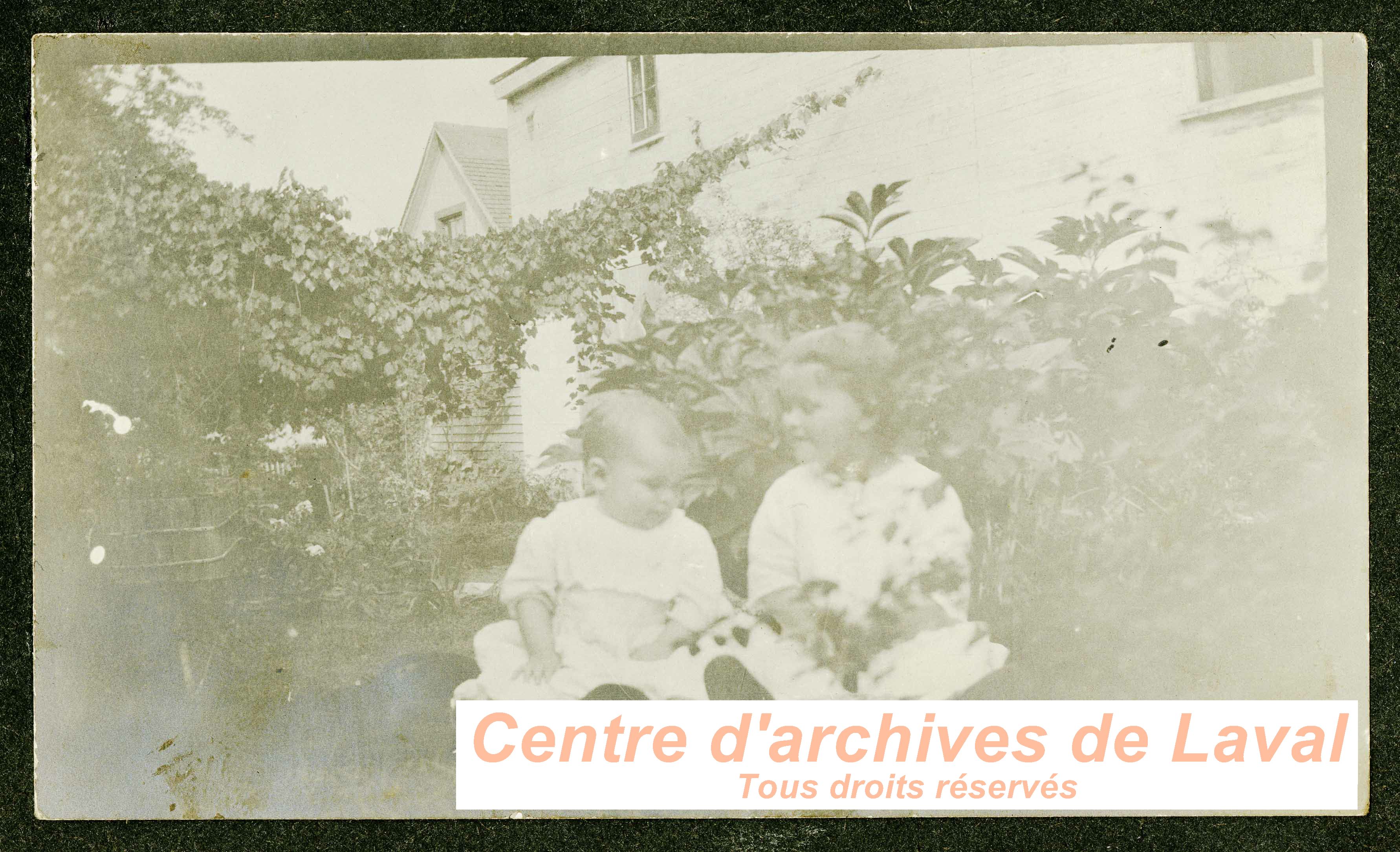 Enfants dans un jardin.