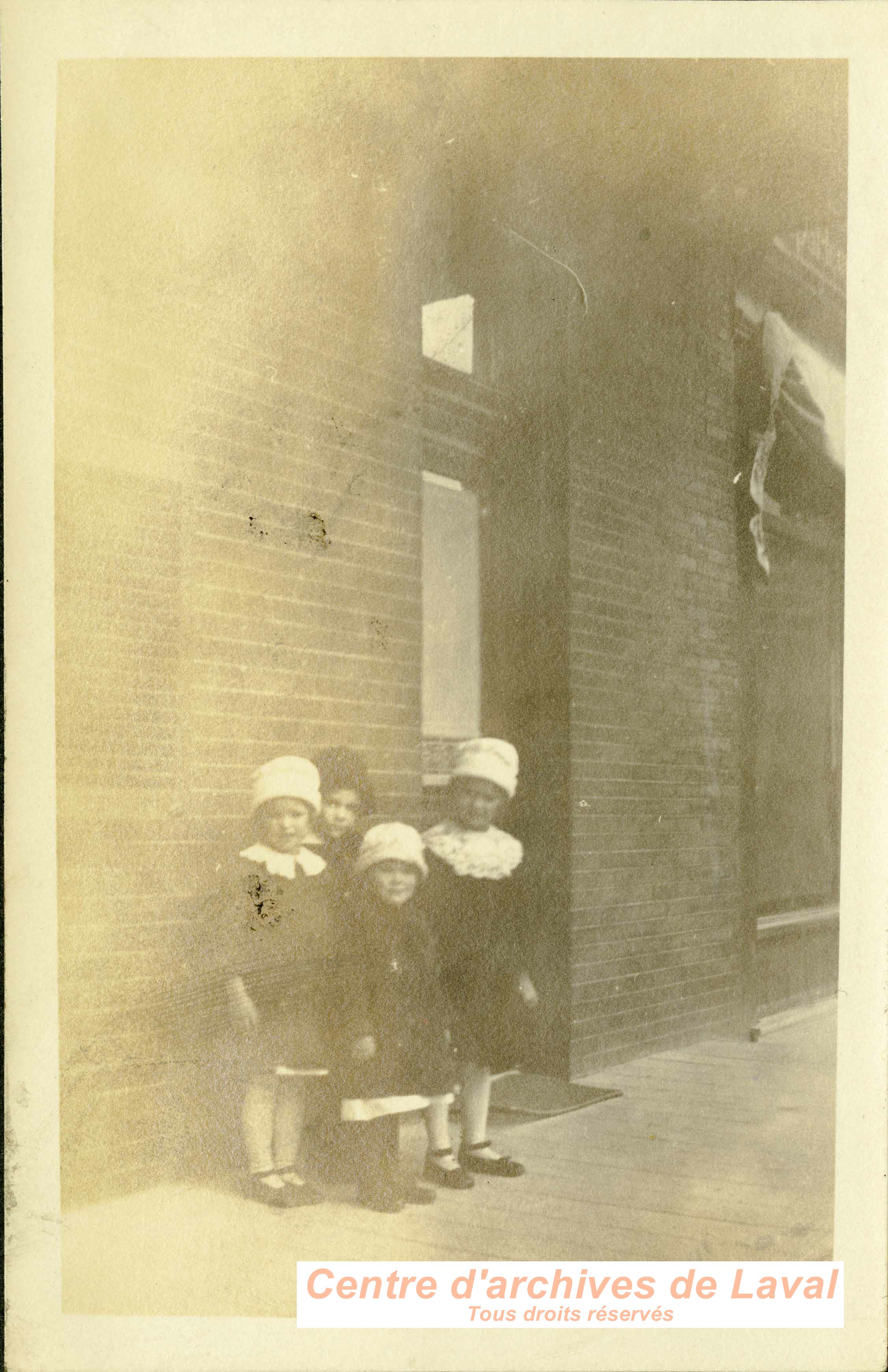 Enfants devant le magasin de Cyrille Bisson,  Saint-Vincent-de-Paul.