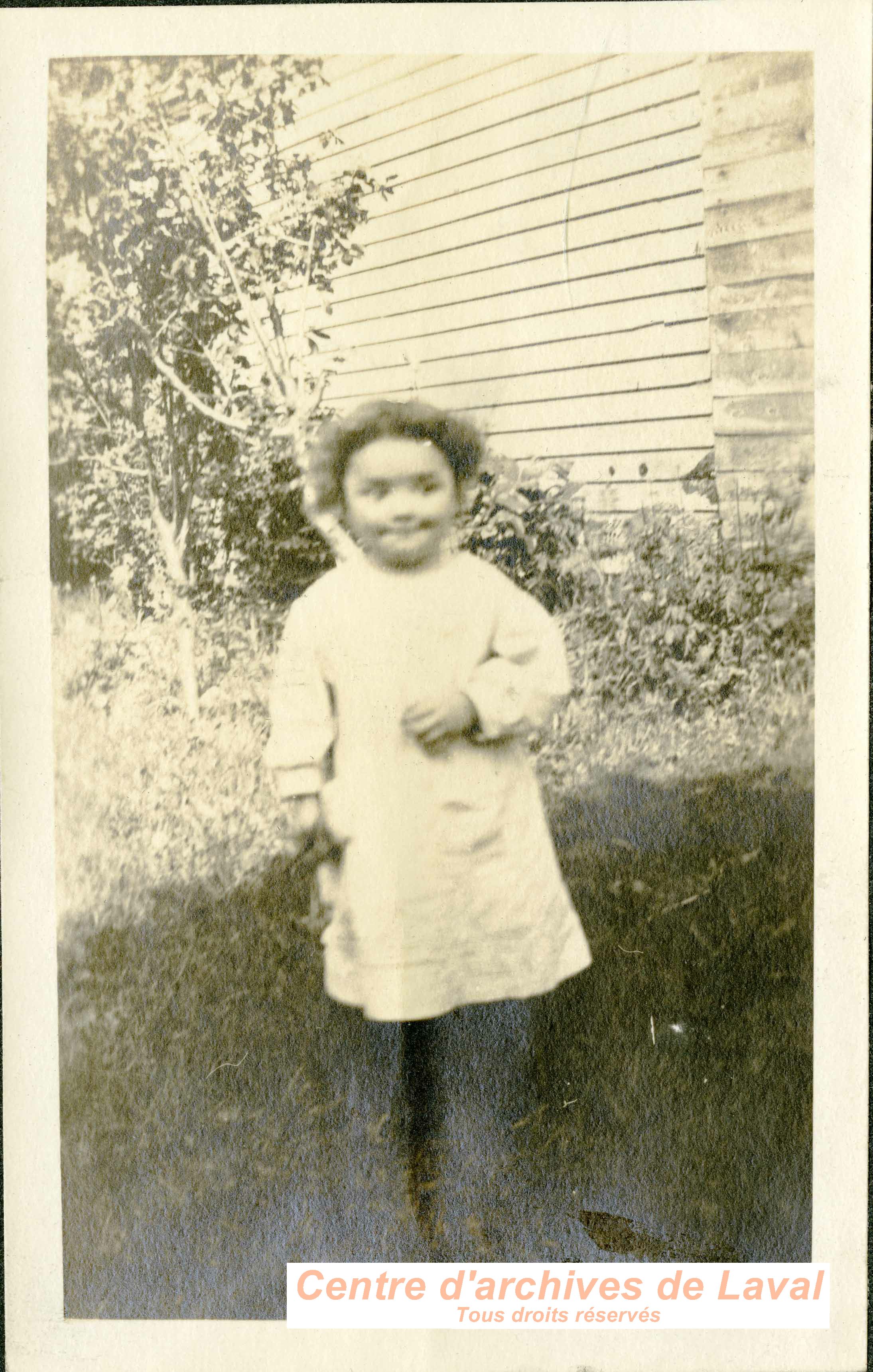 Enfant dans un jardin.