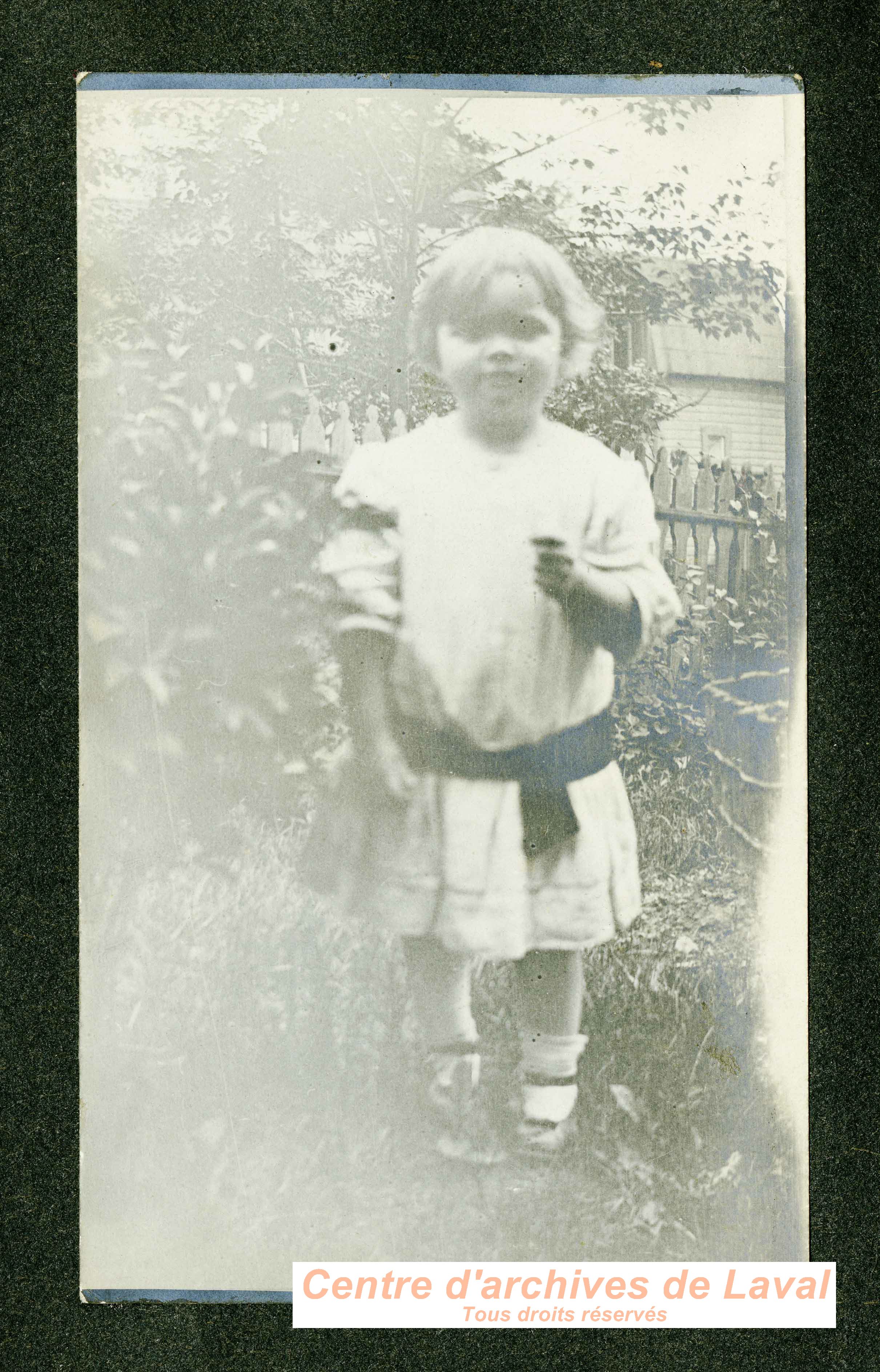 Enfant dans un jardin.