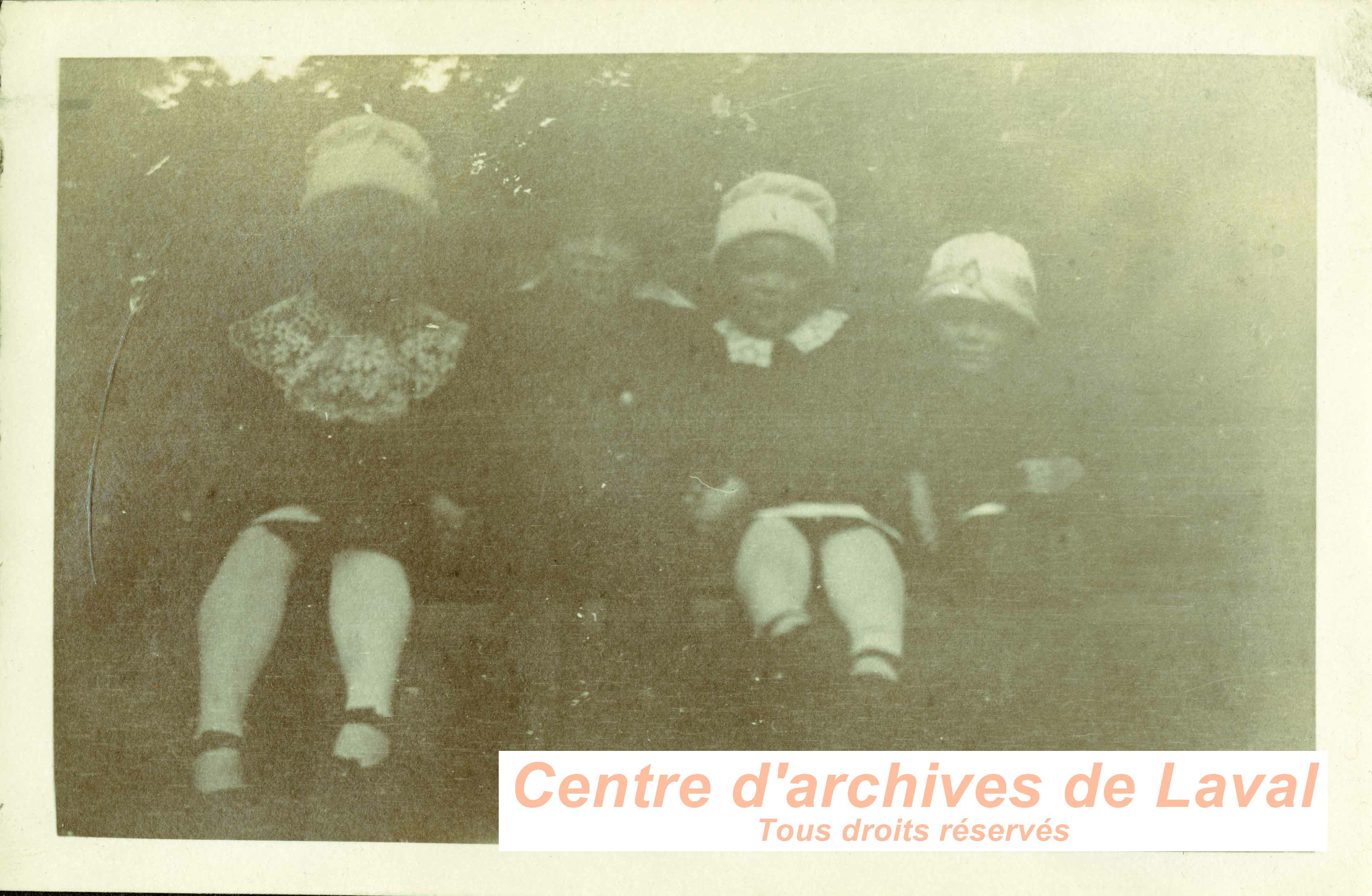 Enfants dans un jardin.