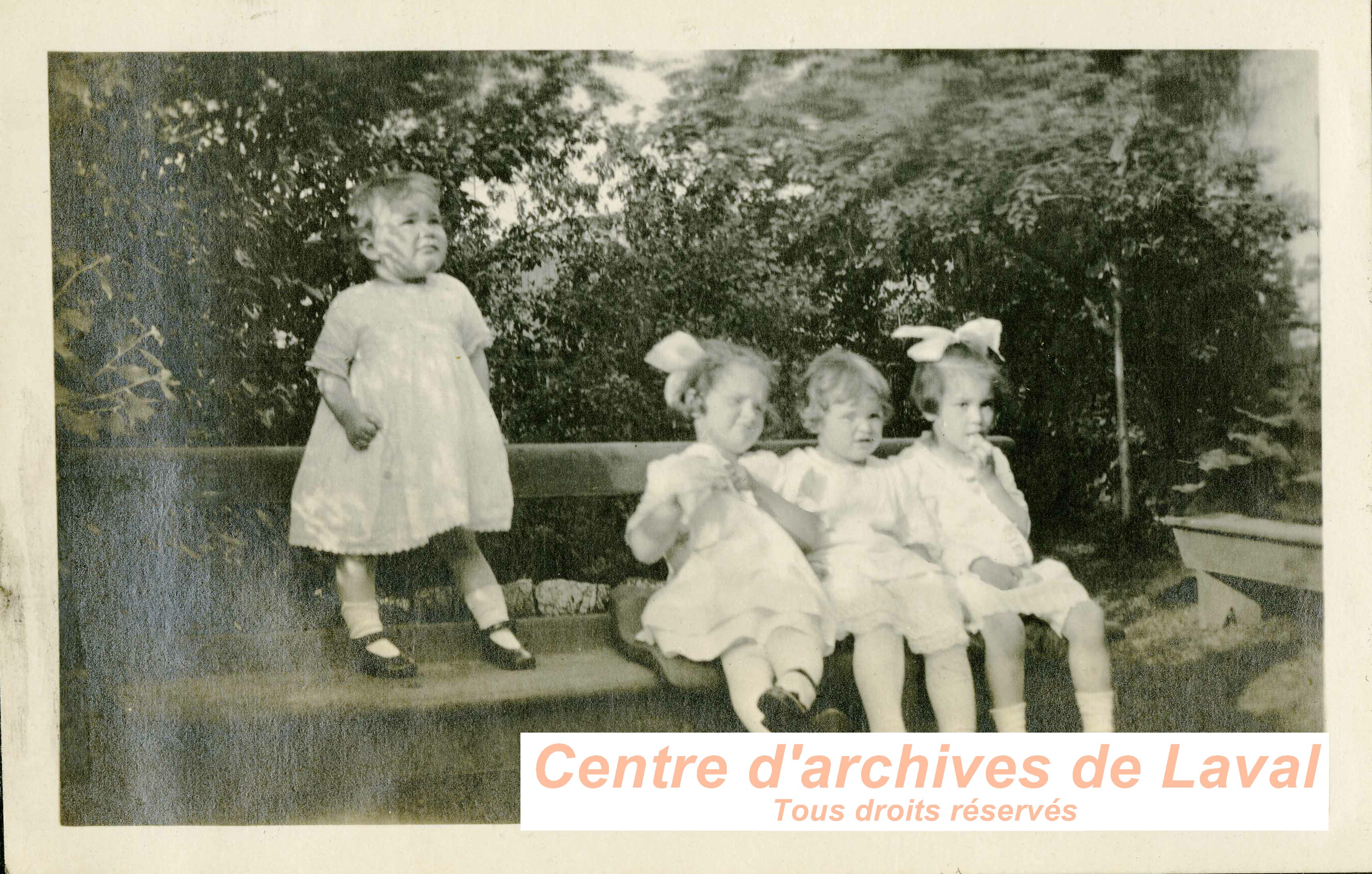 Enfants dans un jardin.