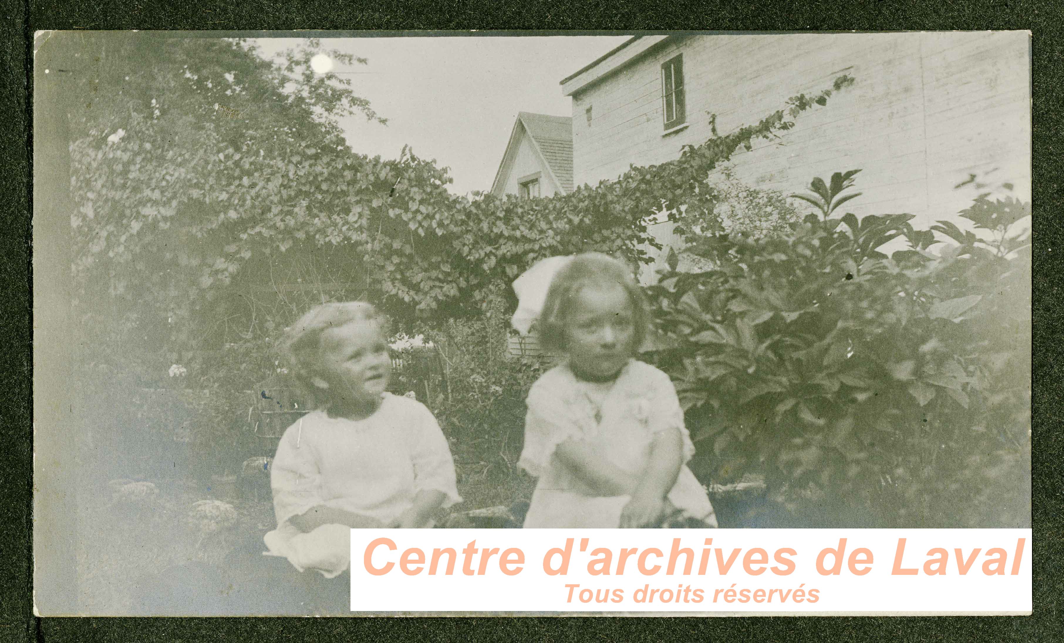 Enfants dans un jardin.