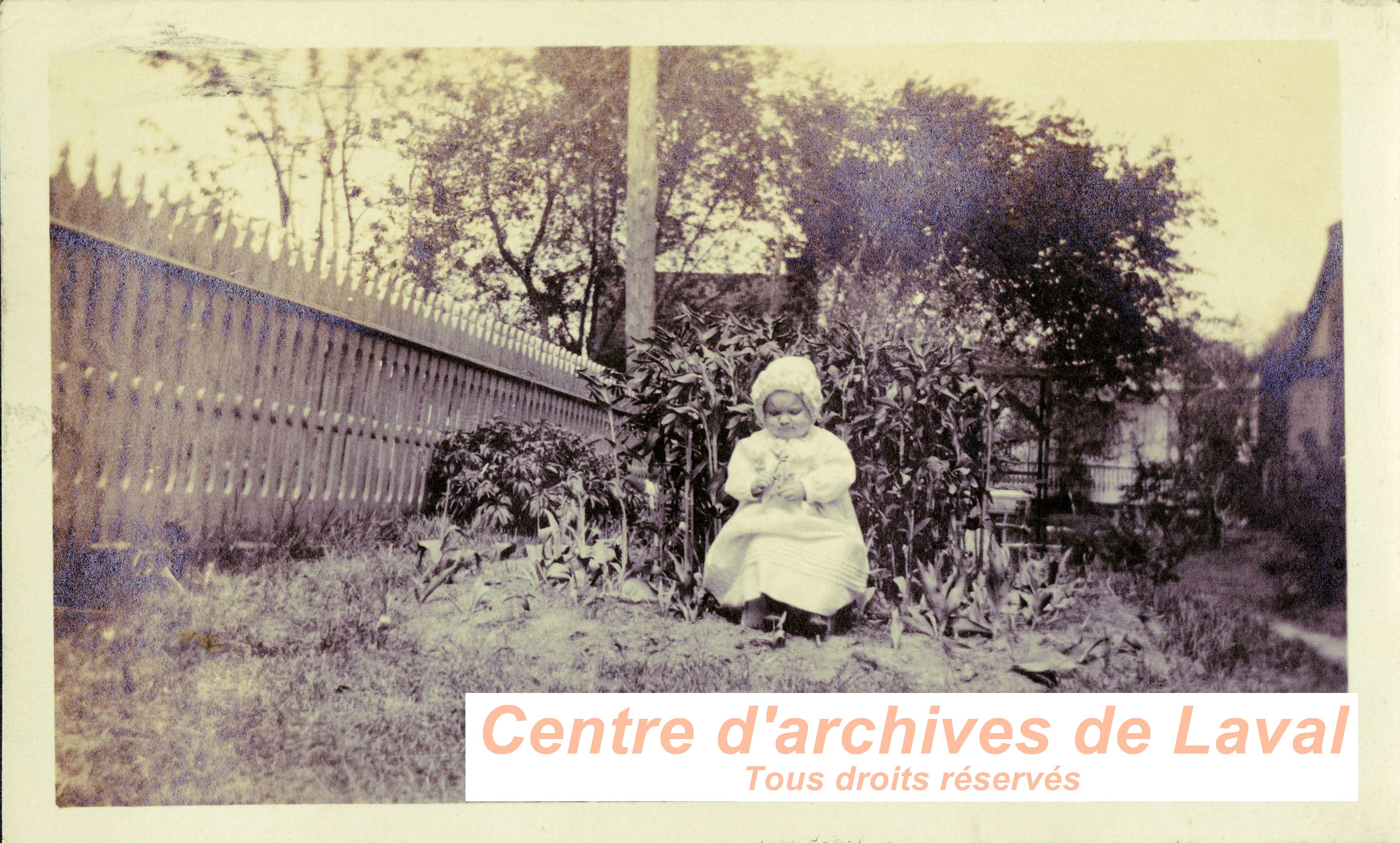 Enfant dans un jardin.