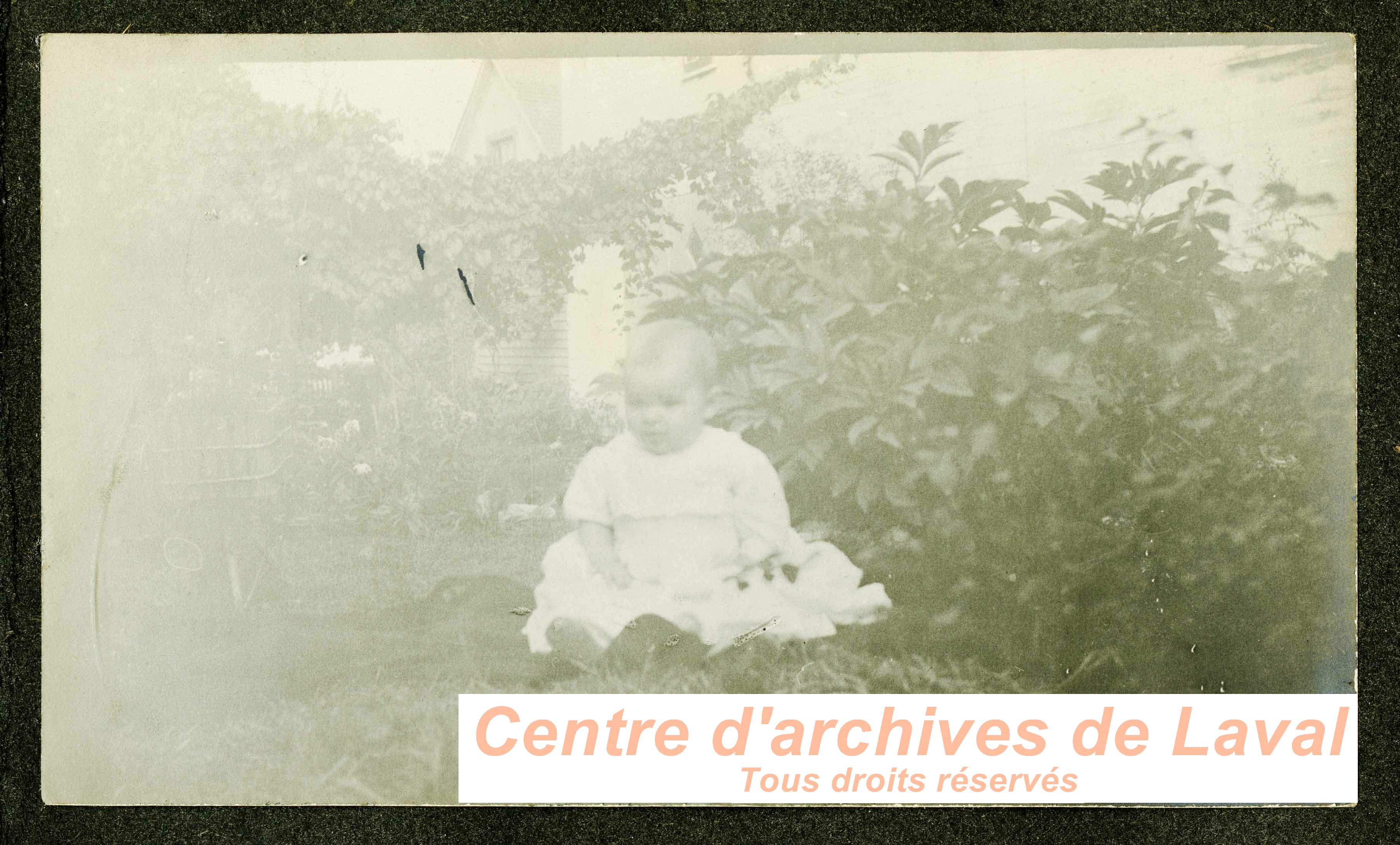 Enfant dans un jardin.