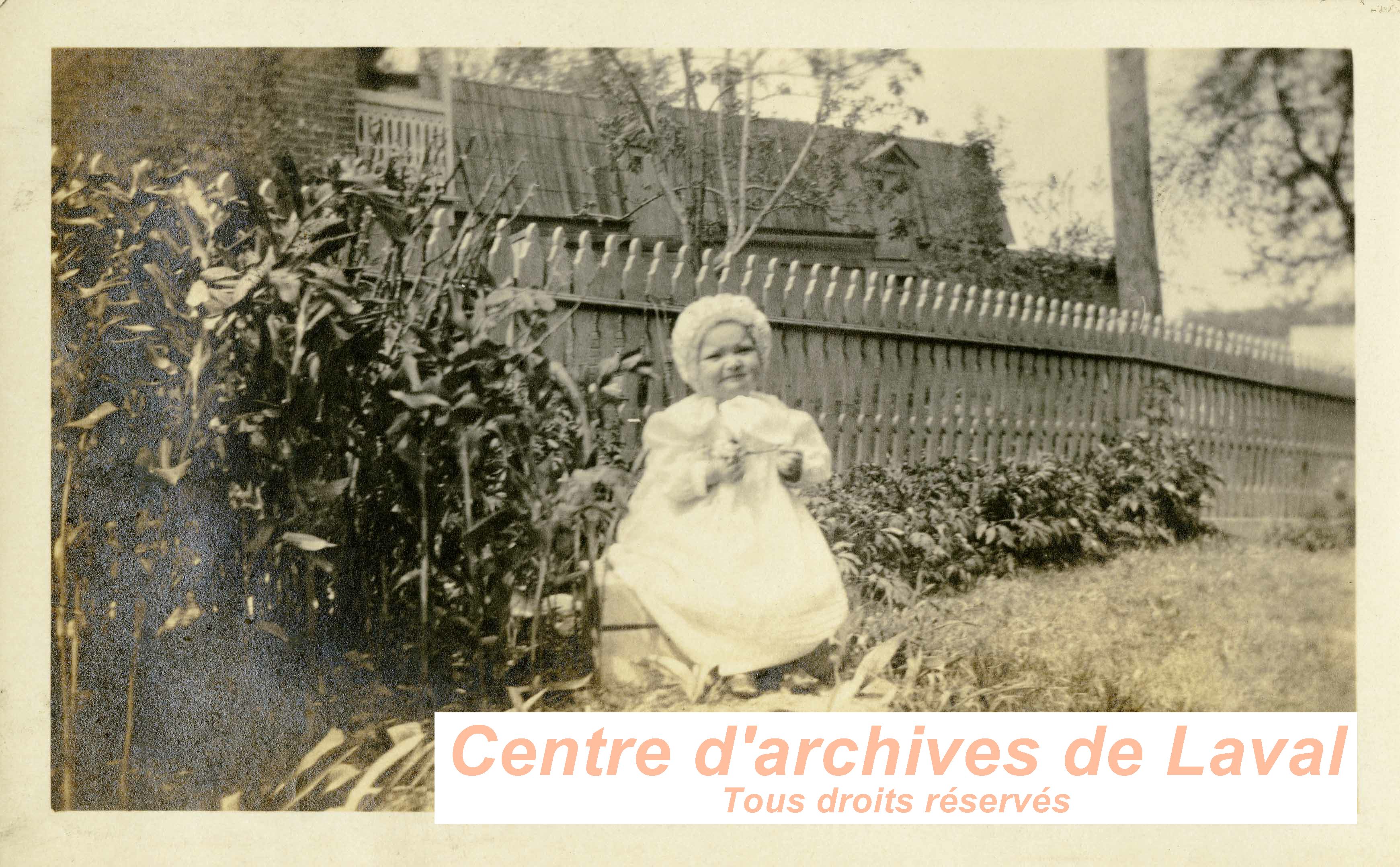 Enfant dans un jardin.