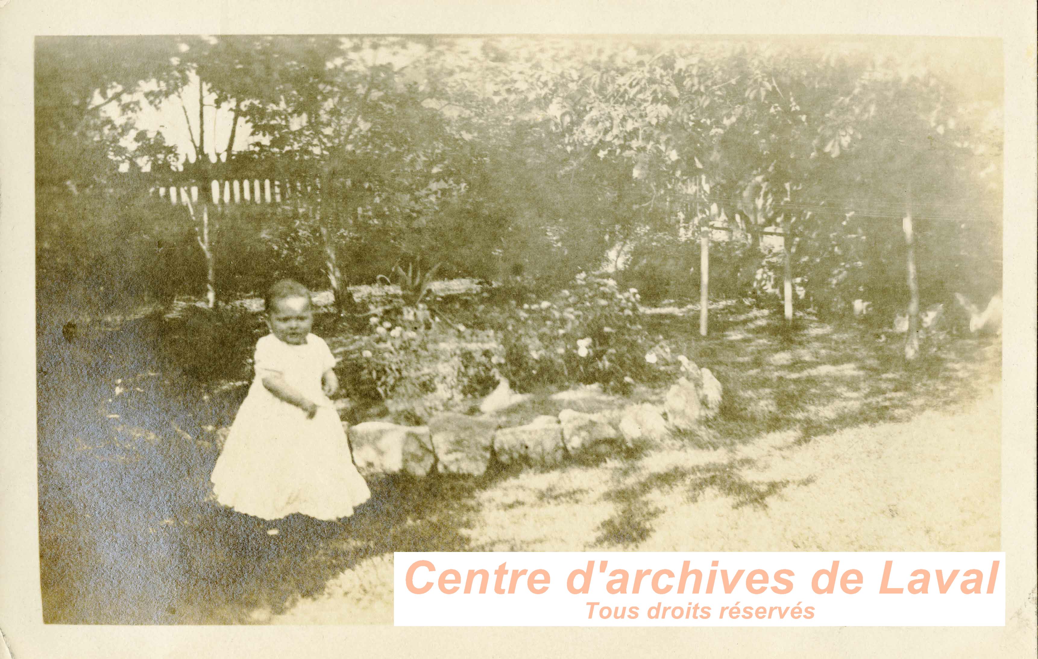 Enfant dans un jardin.