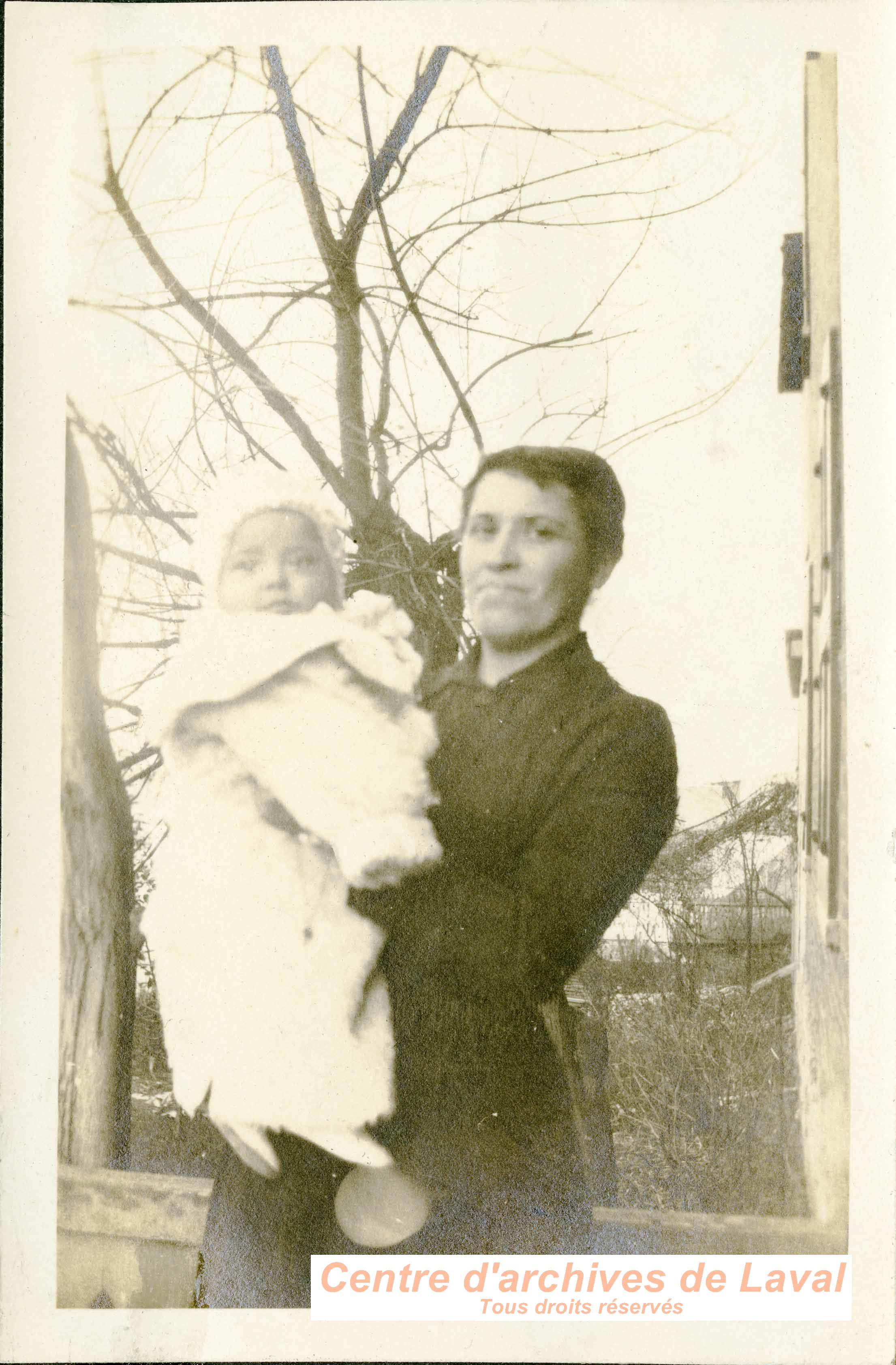 Femme tenant un enfant.