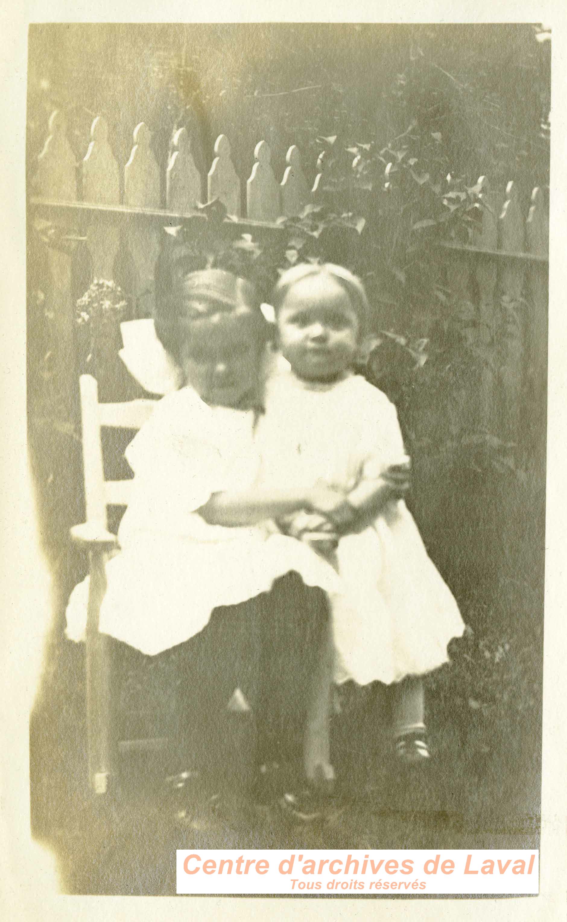 Enfants dans un jardin.