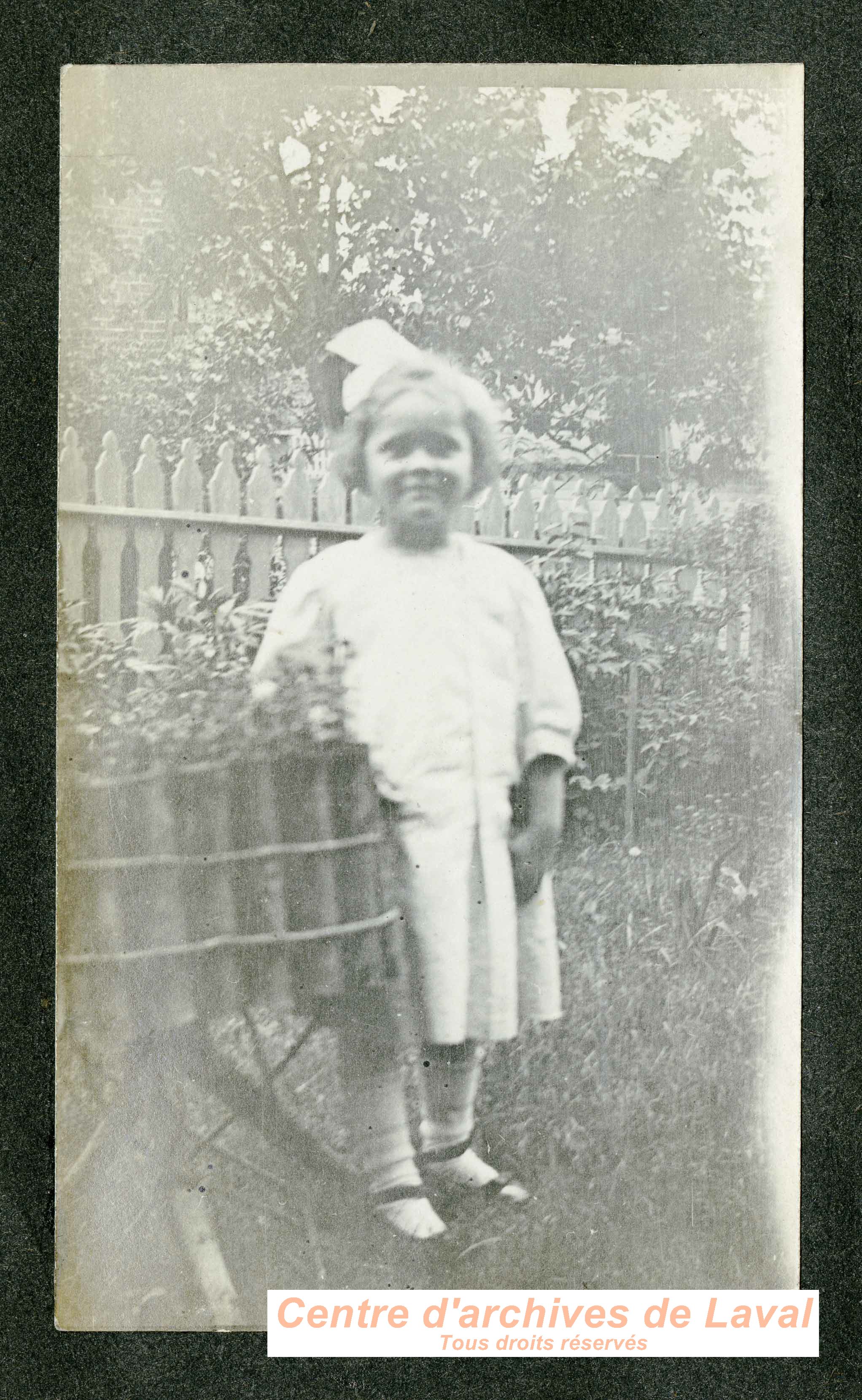 Enfant dans un jardin.