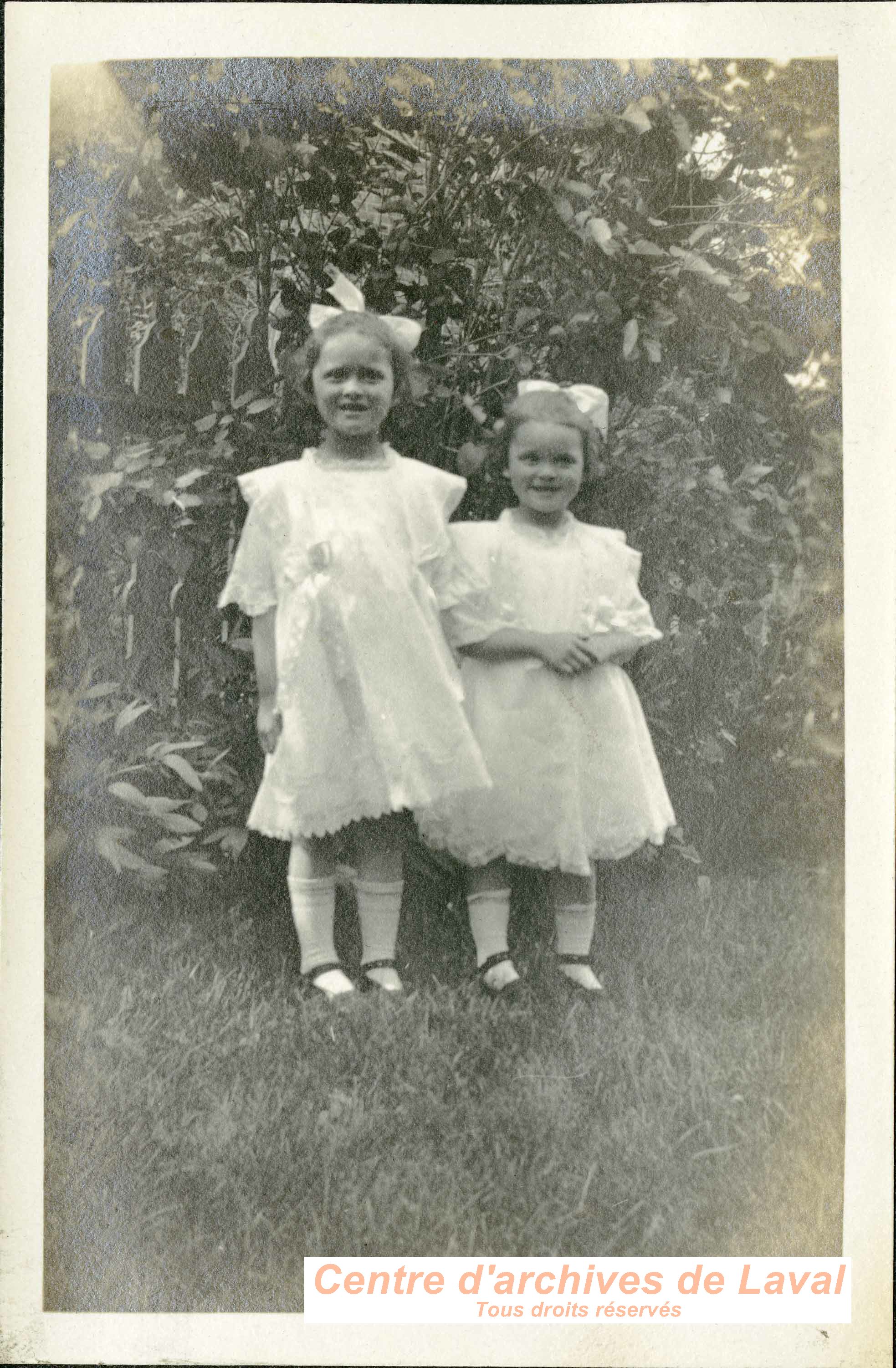 Enfants dans un jardin.