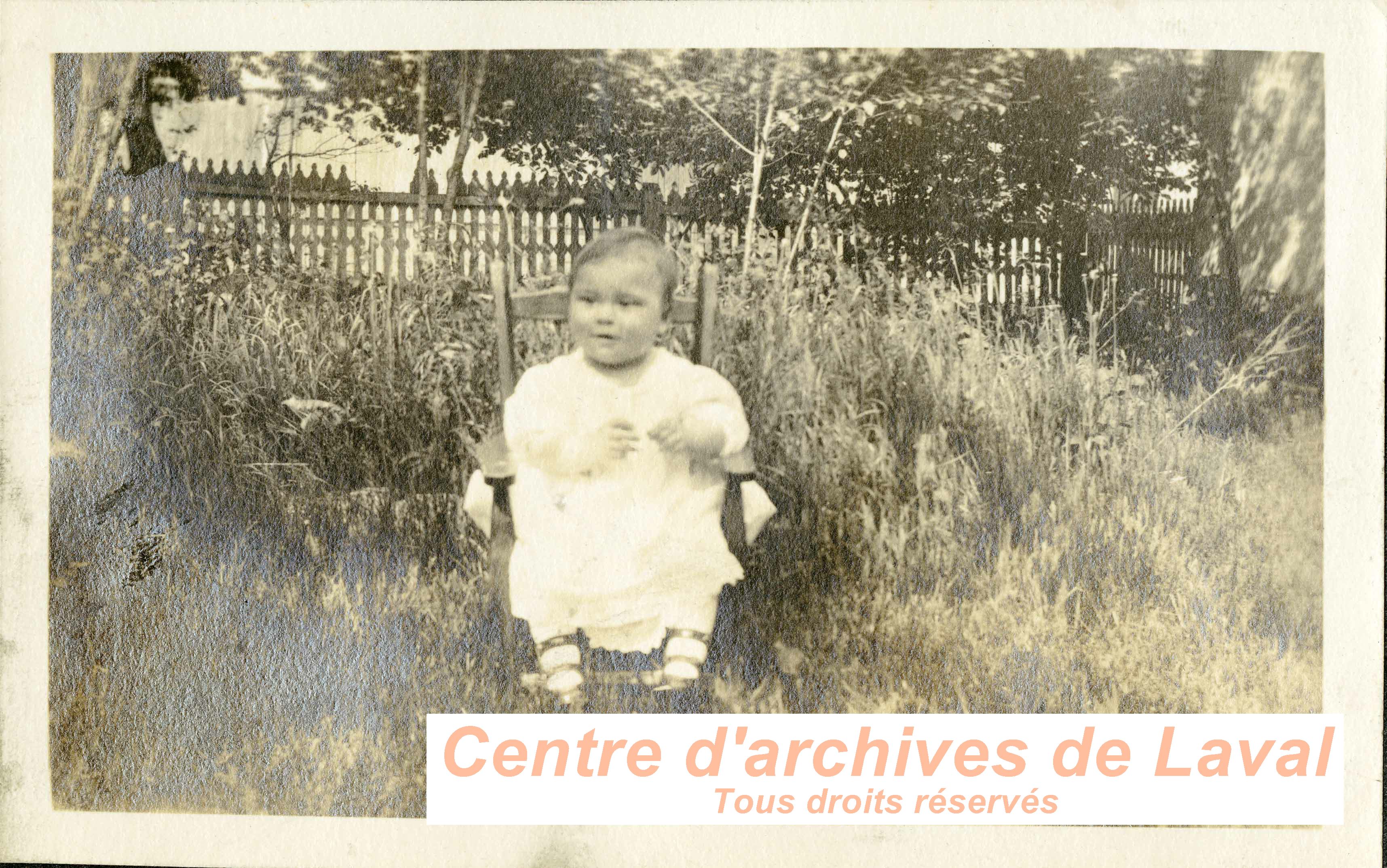 Enfant dans un jardin.