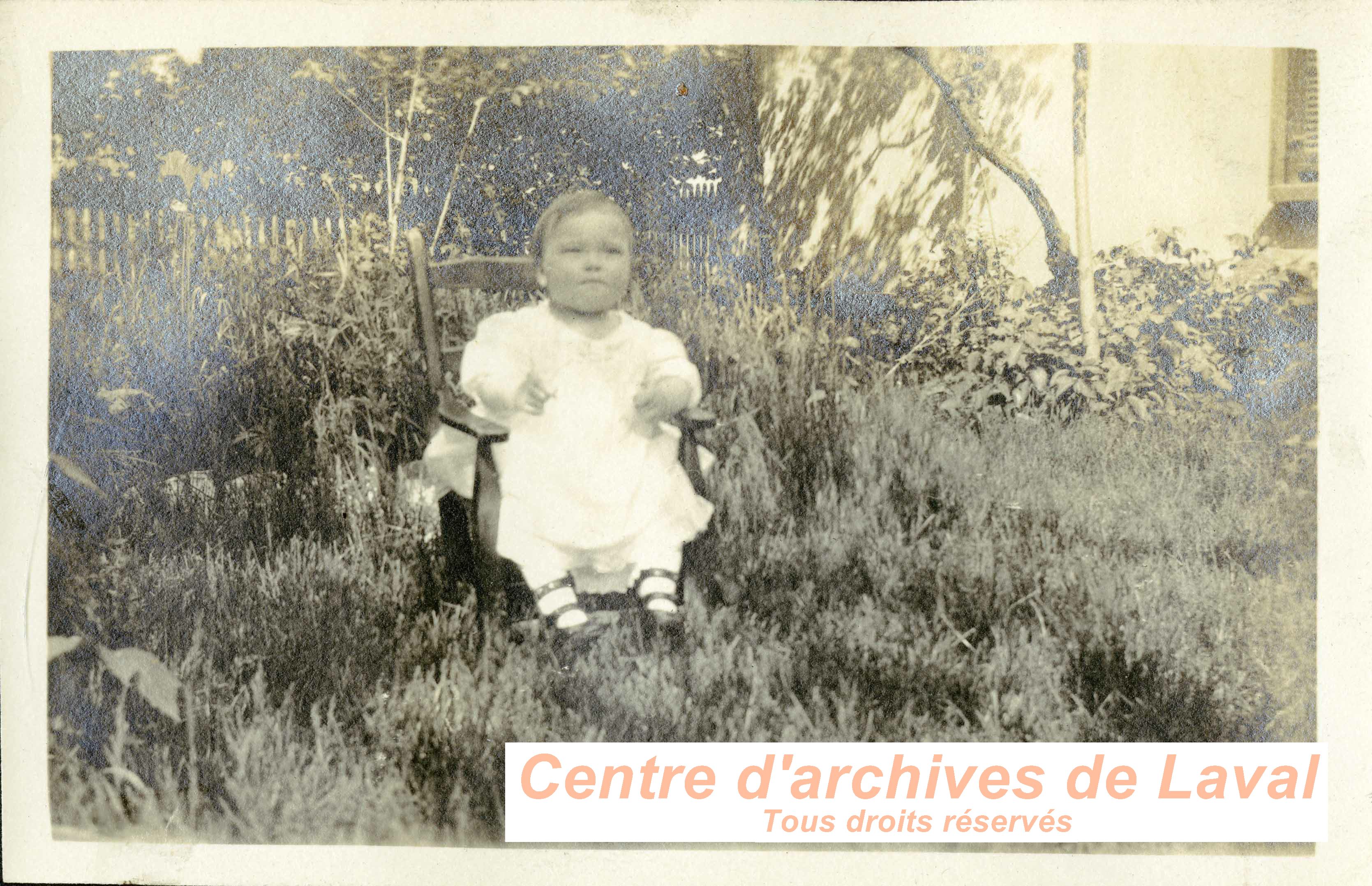 Enfant dans un jardin.