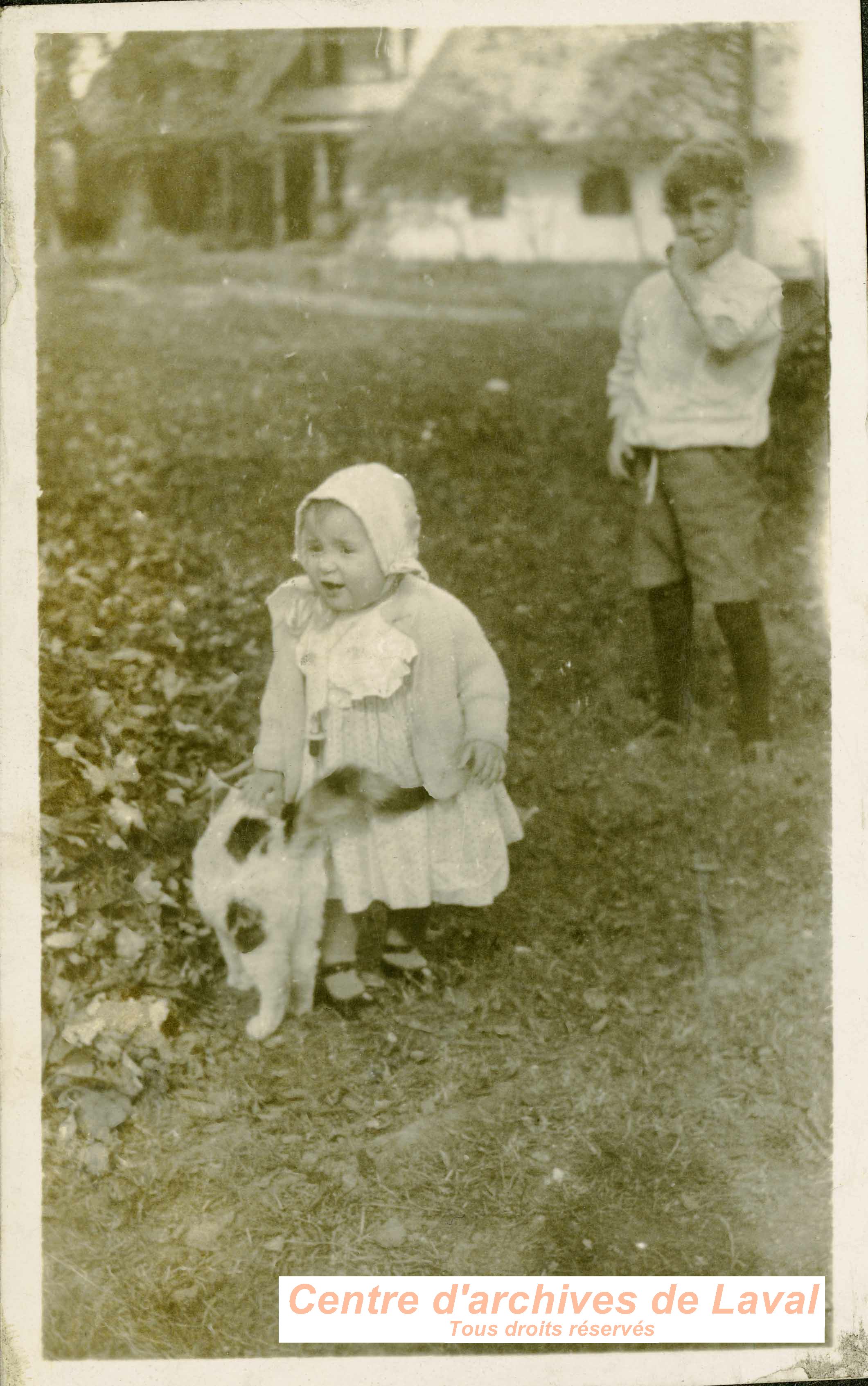 Enfants et un chat.