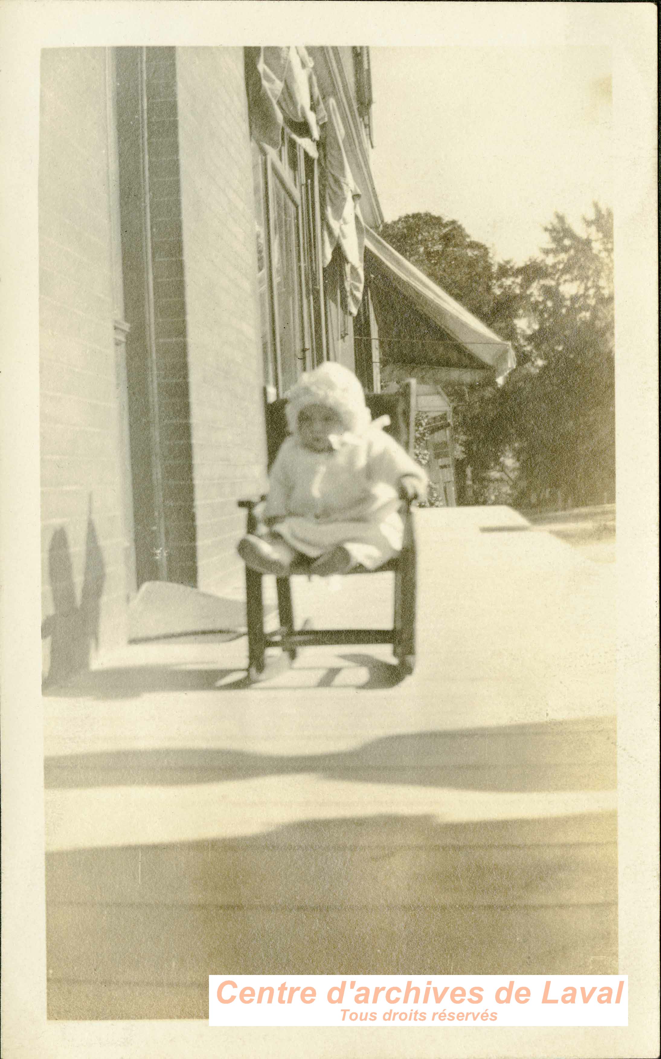 Enfant dans un fauteuil berant.