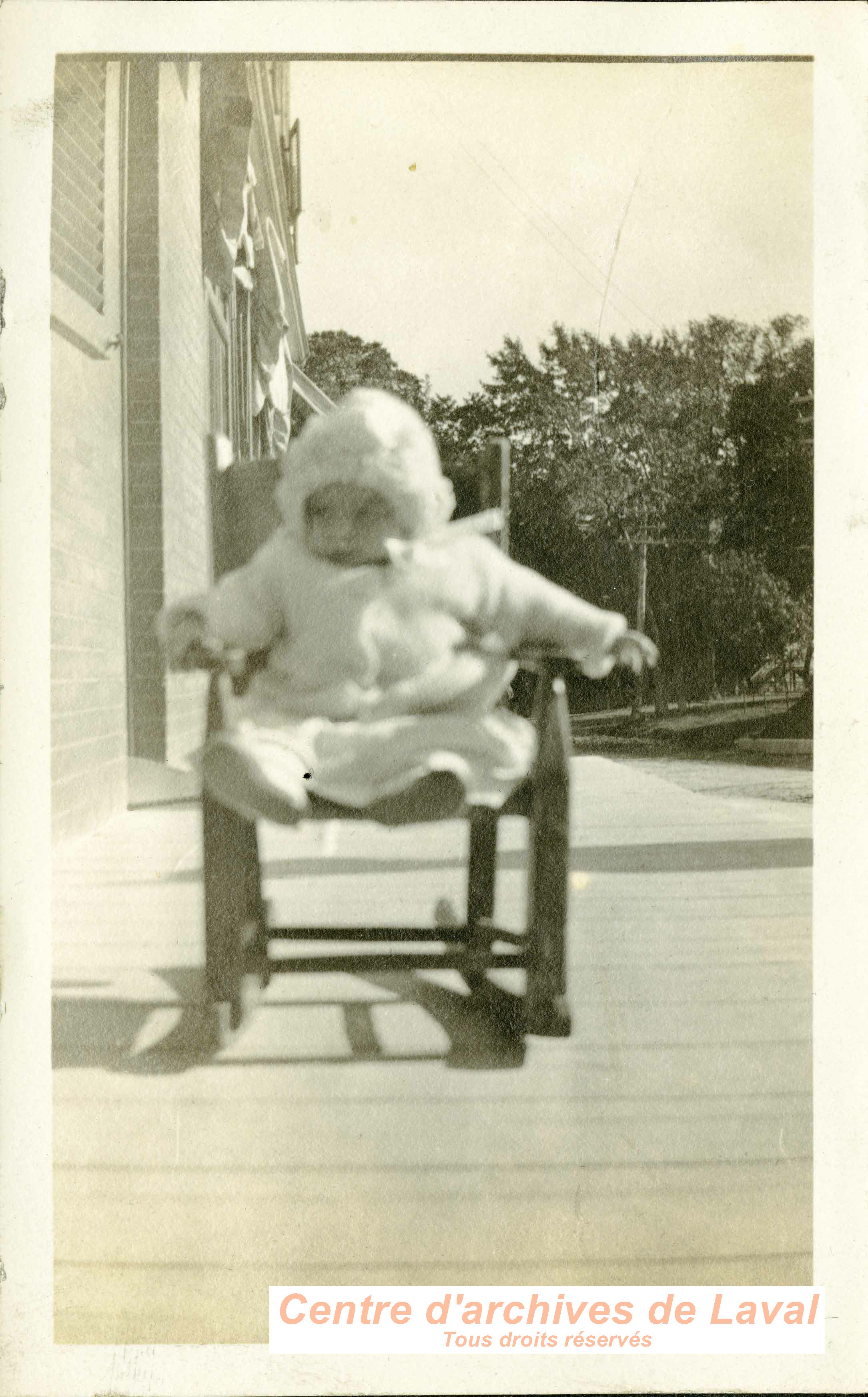 Enfant dans un fauteuil berant.