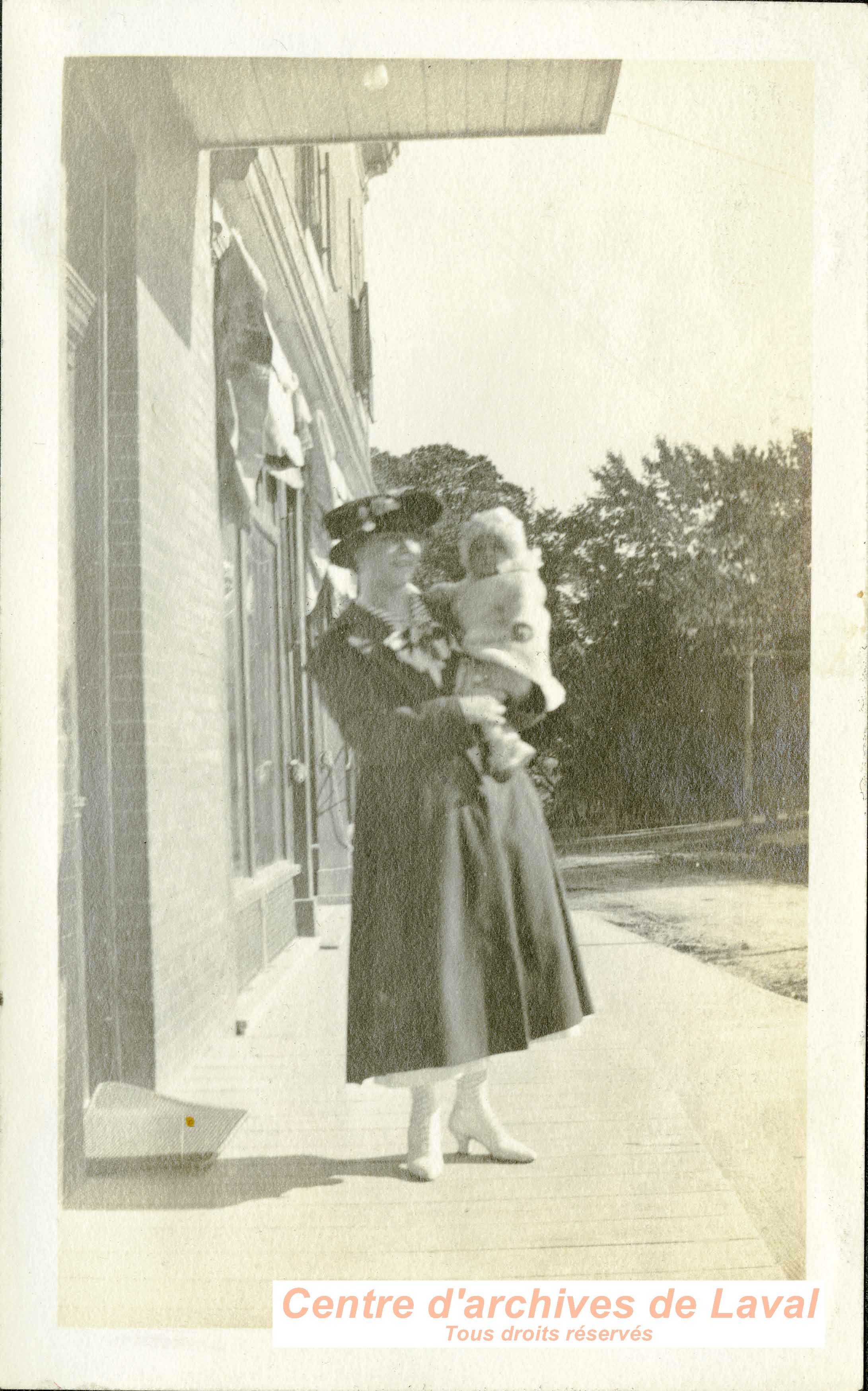 Femme tenant un enfant.