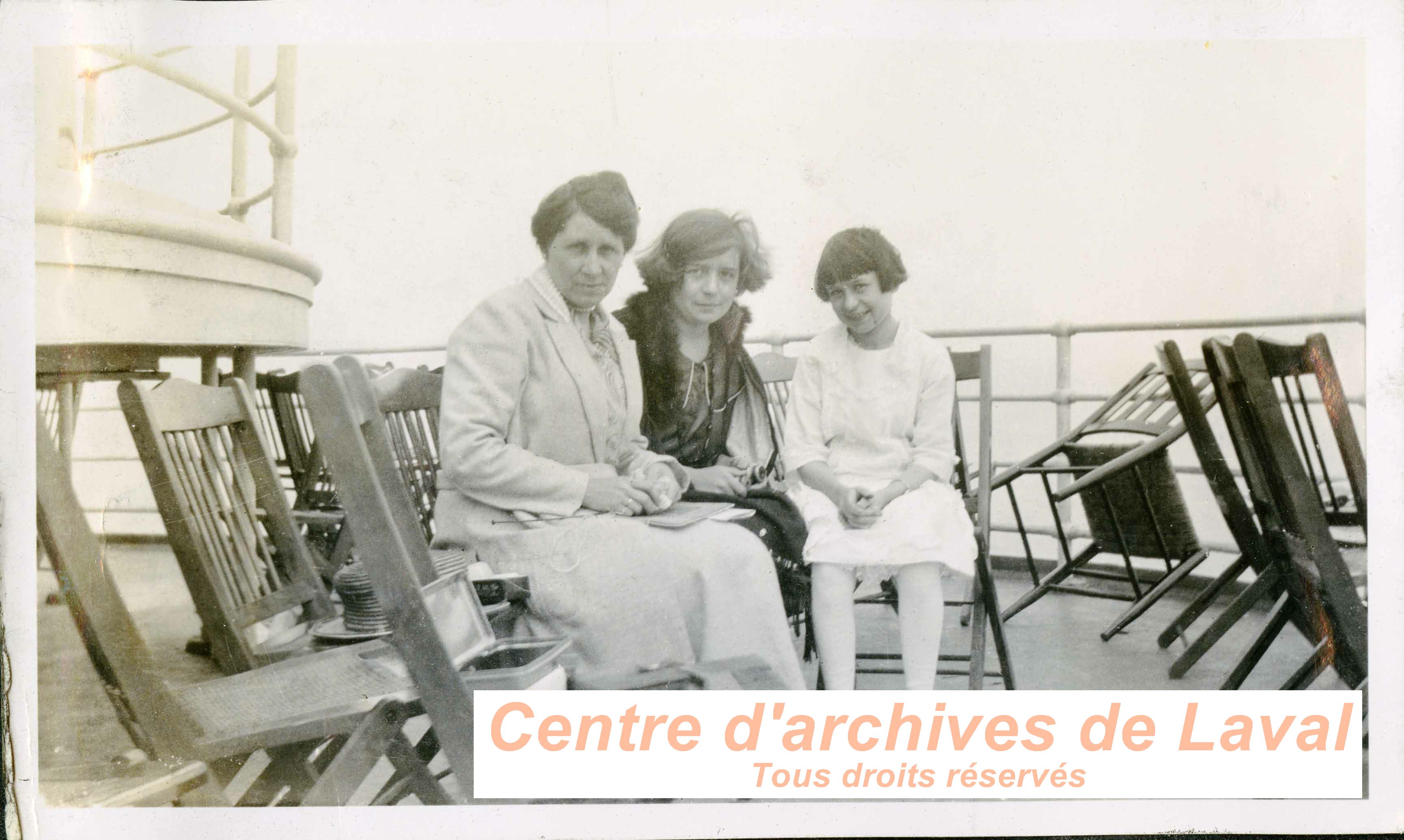 Portrait de femmes en croisire sur un bateau.