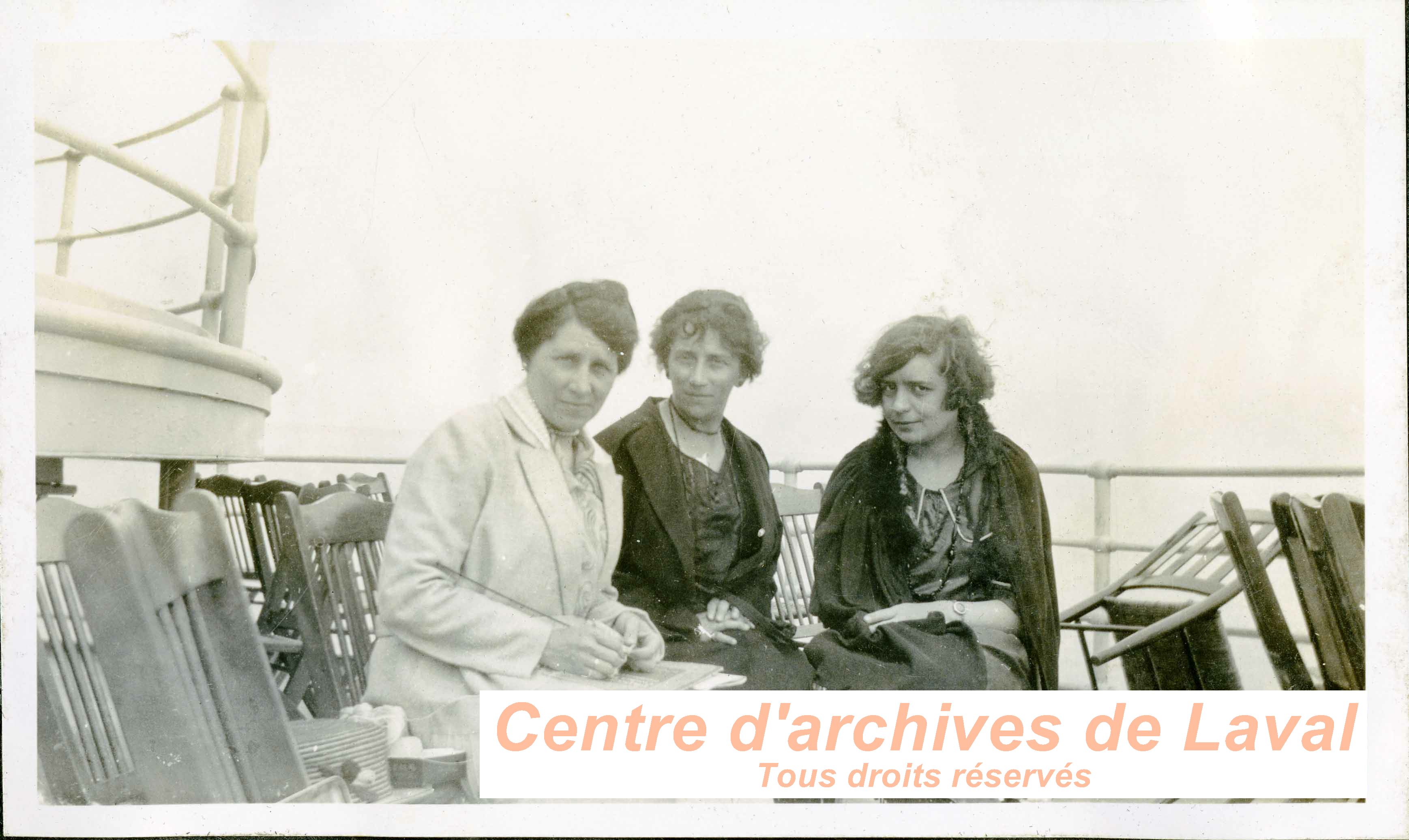 Portrait de femmes en croisire sur un bateau.