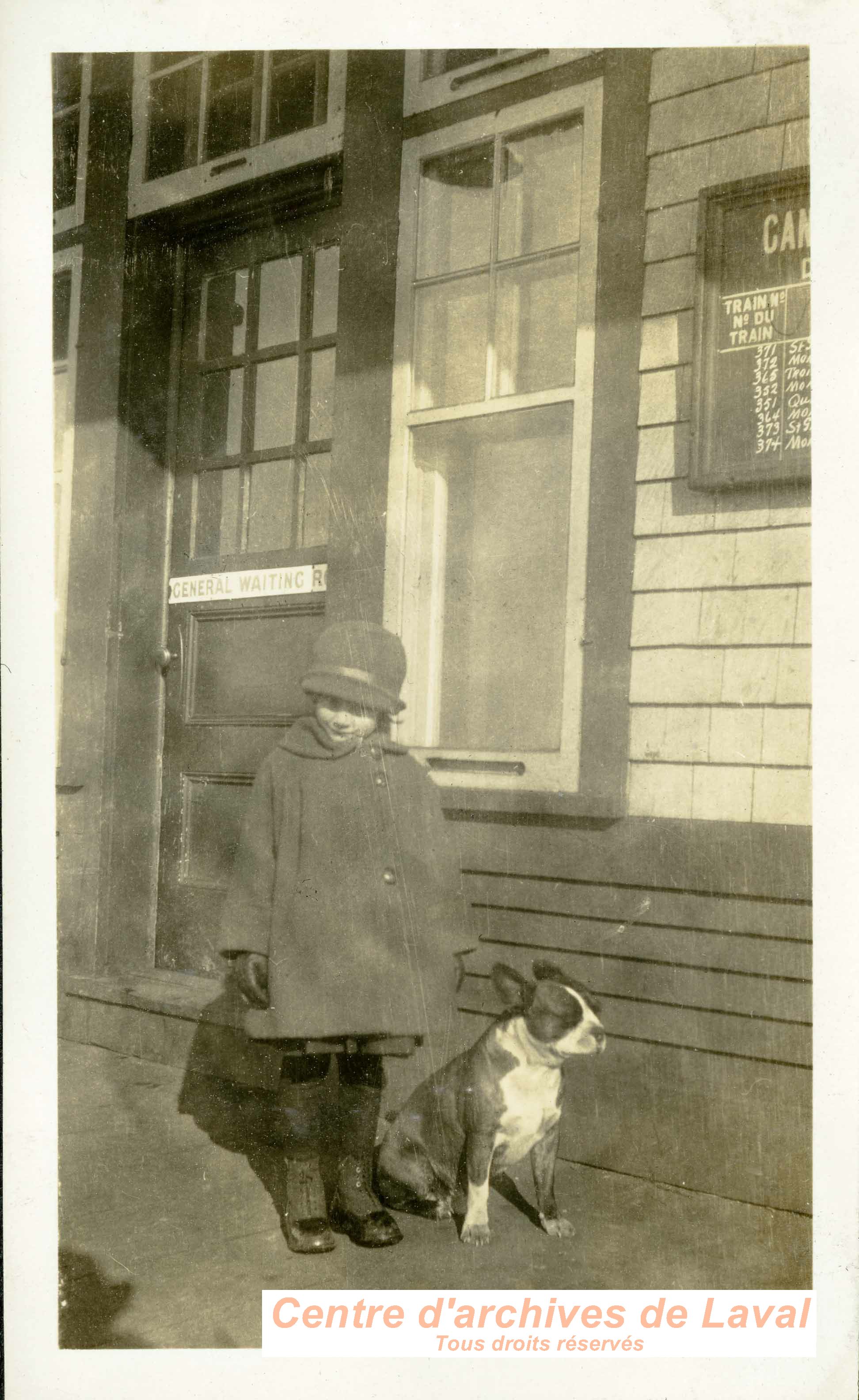 Enfant et chien  la gare.