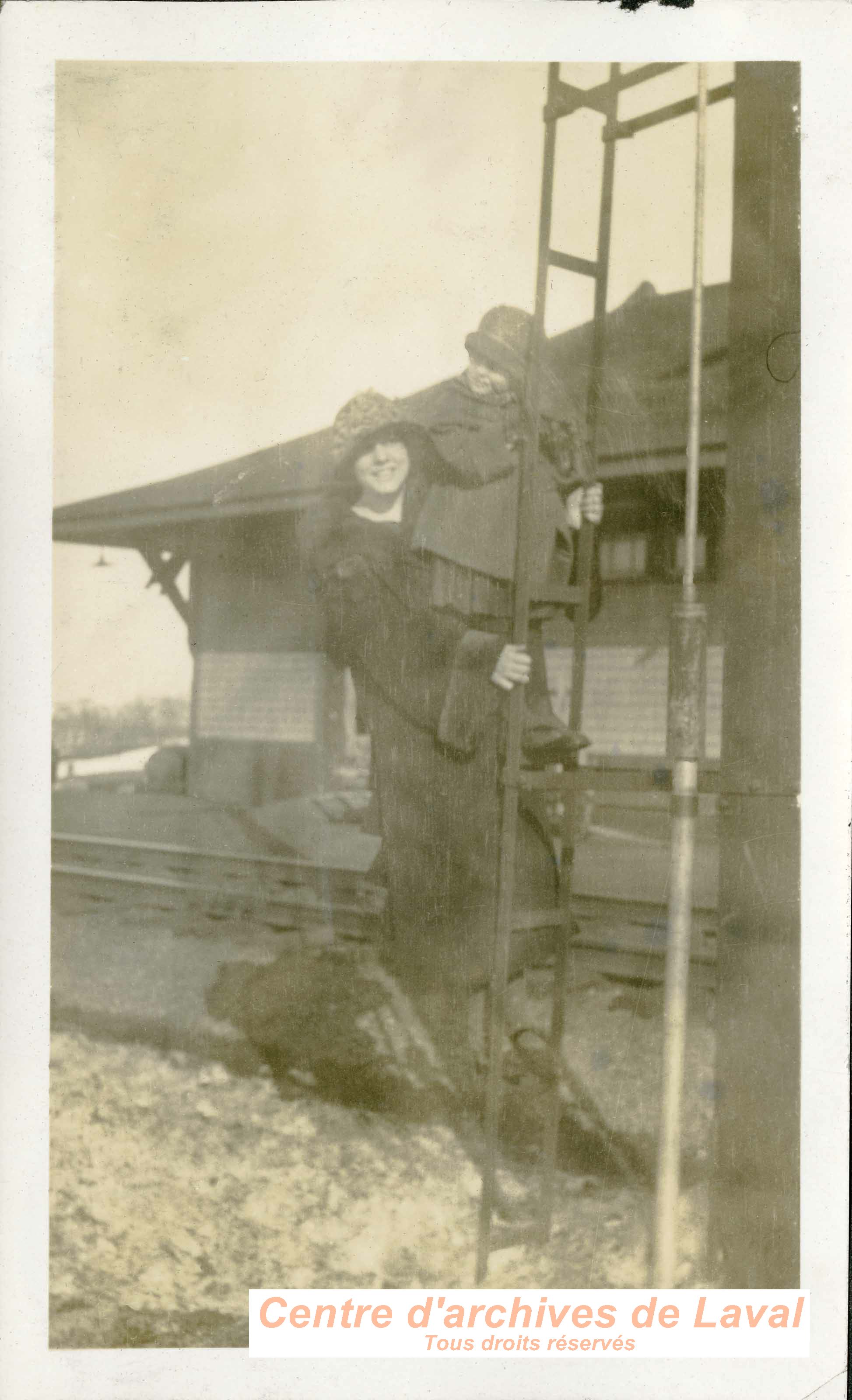 Femme et enfant  la gare.