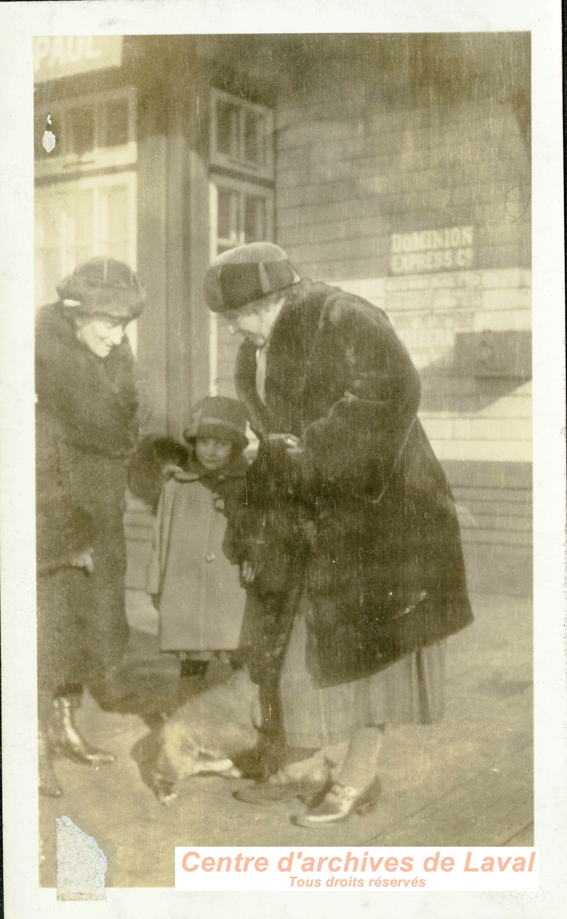 Femmes et enfant  la gare.