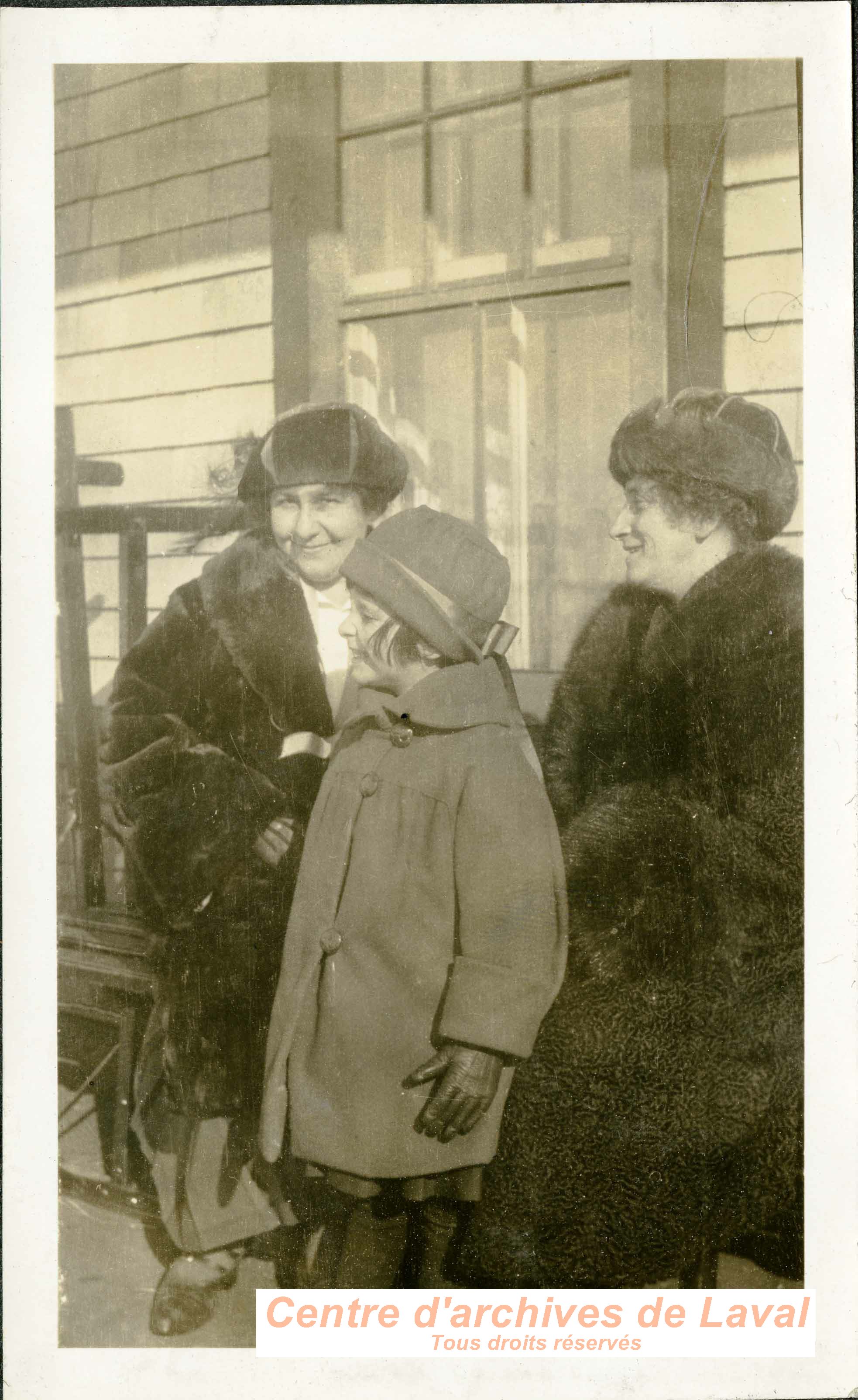 Femmes et enfant  la gare.