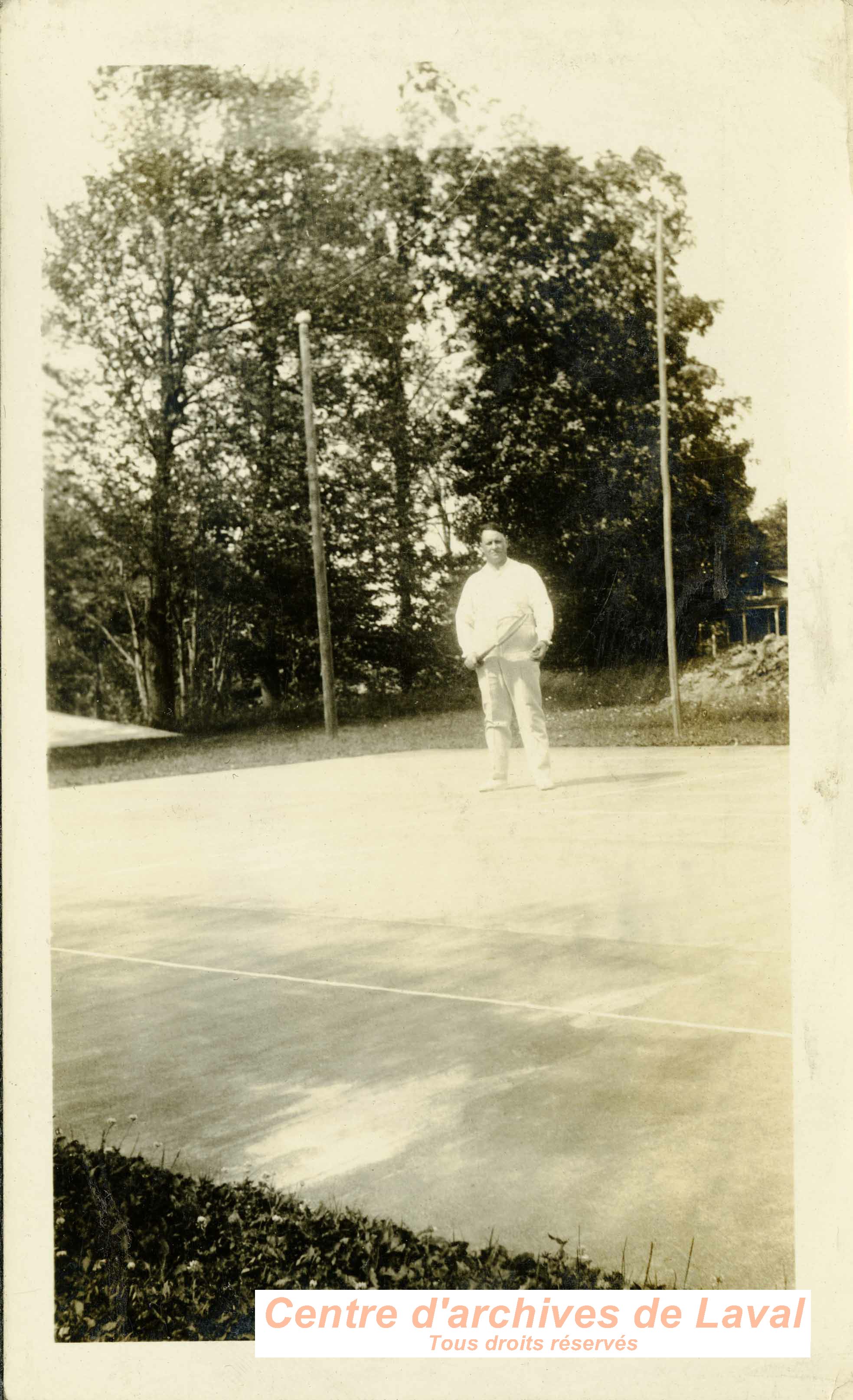 Homme sur court de tennis.