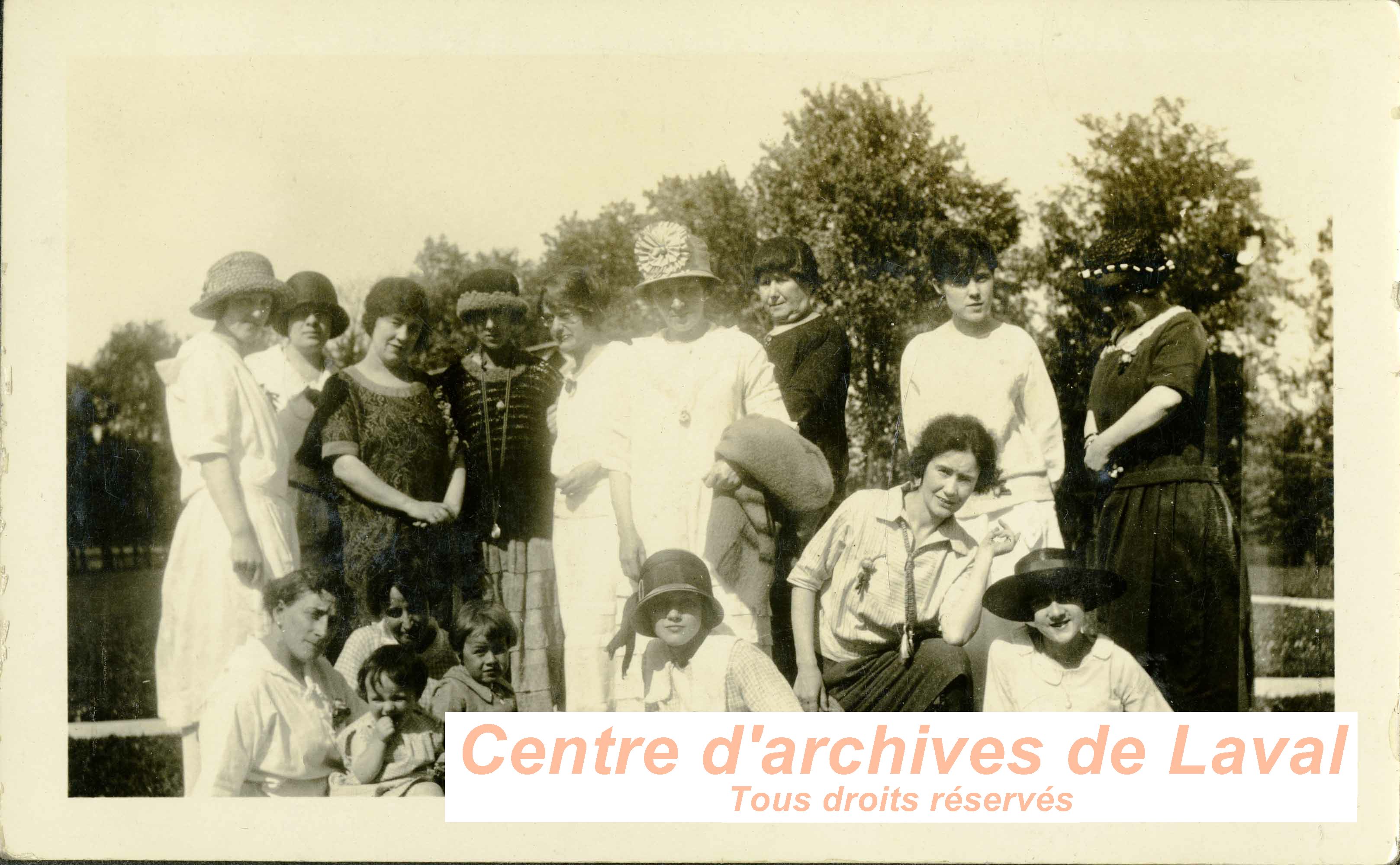 Portrait de femmes et enfants.