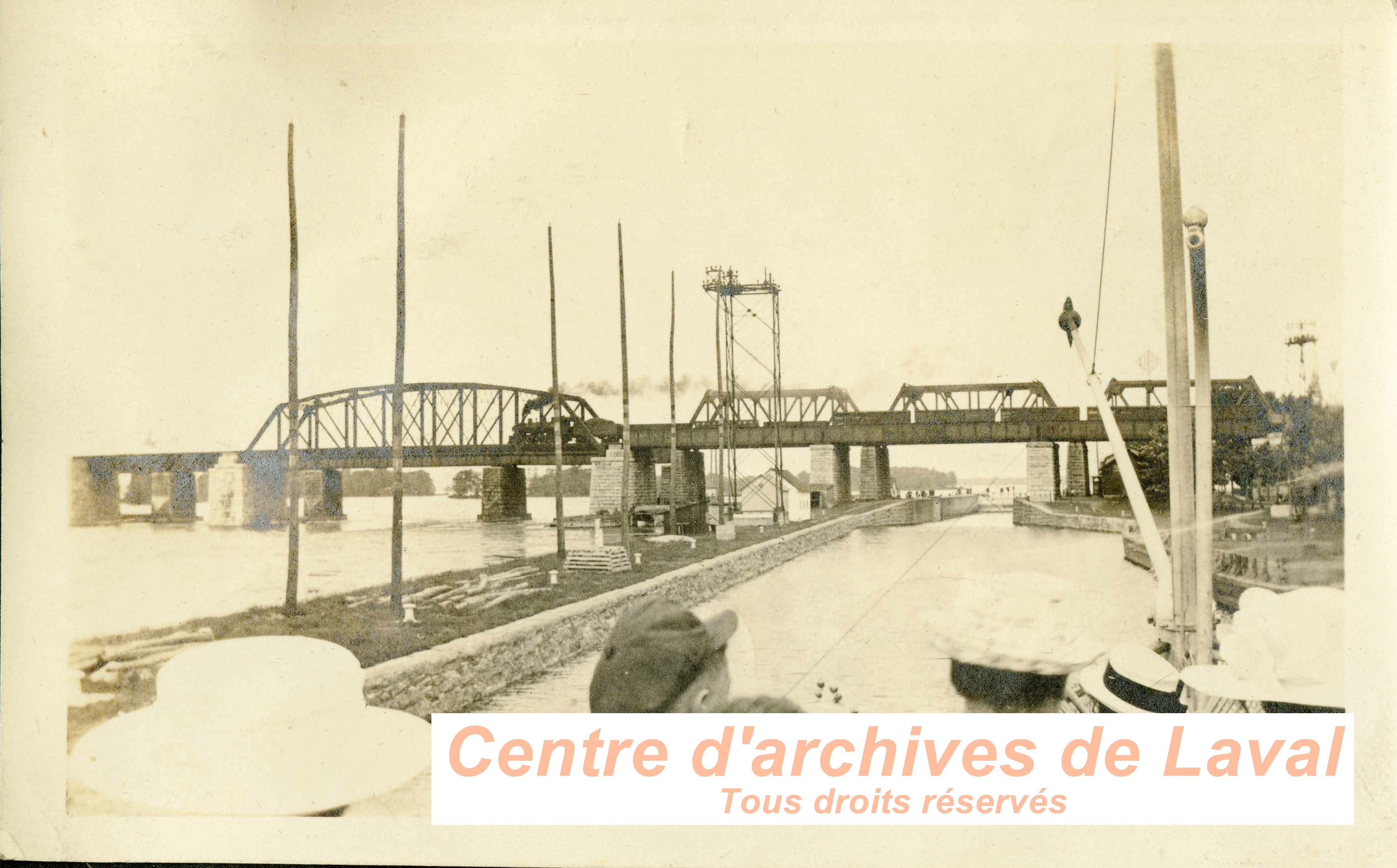 Pont ferroviaire enjambant une cluse.