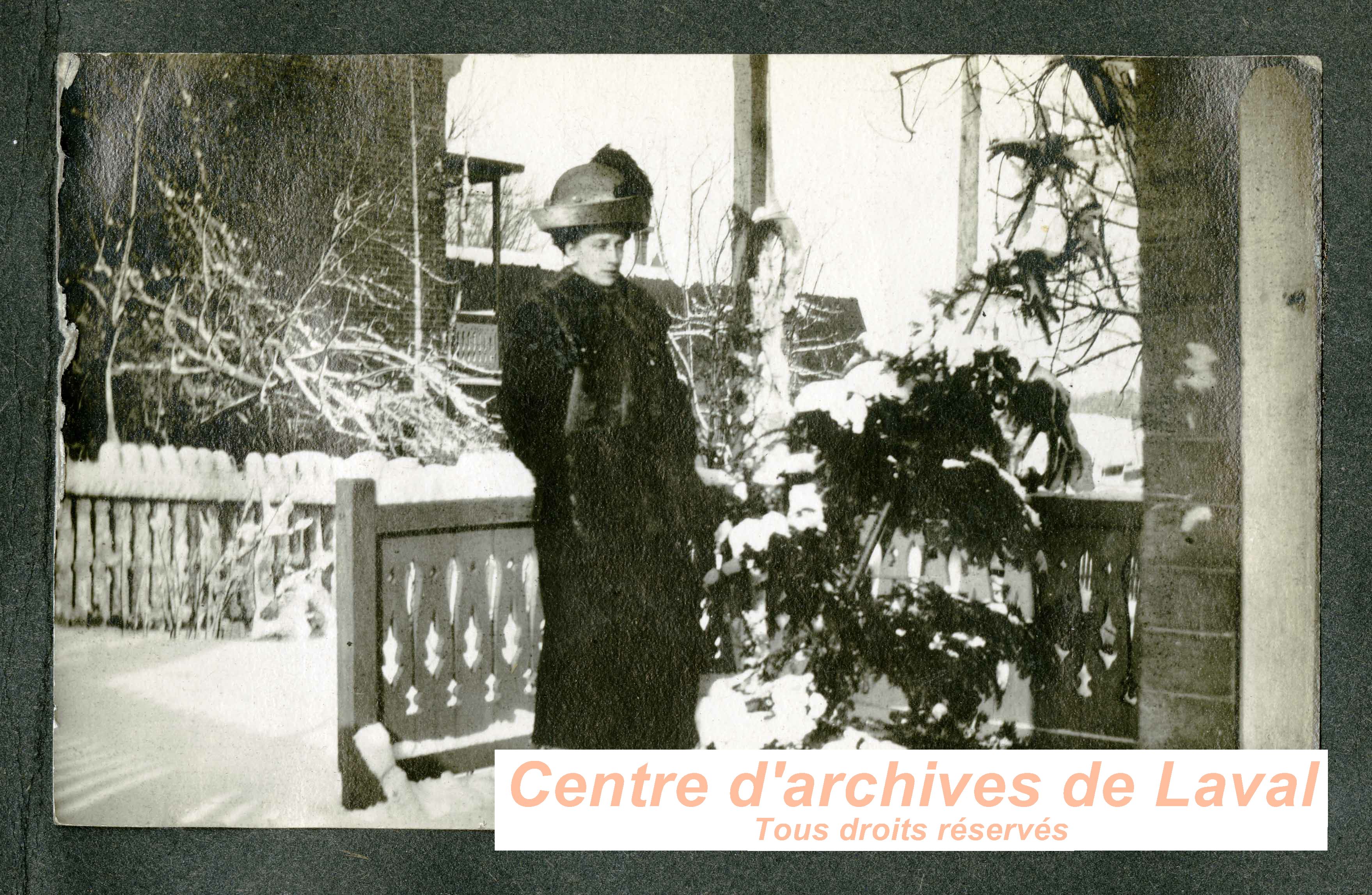 Femme dans un dcor hivernal.