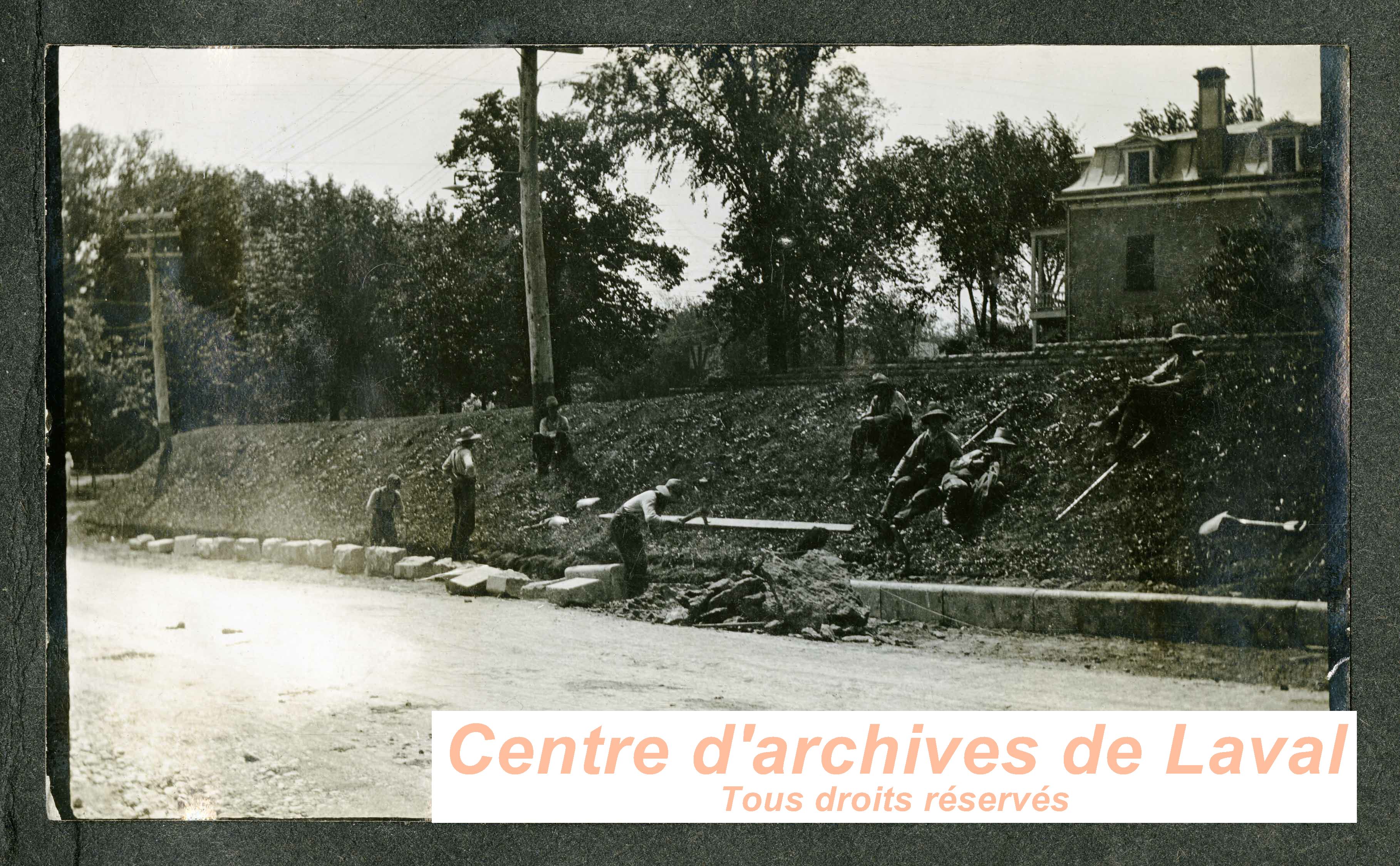 Hommes au travail.