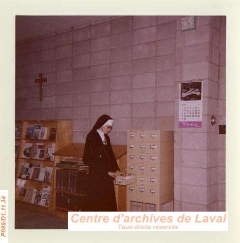 Religieuse dans une bibliothque