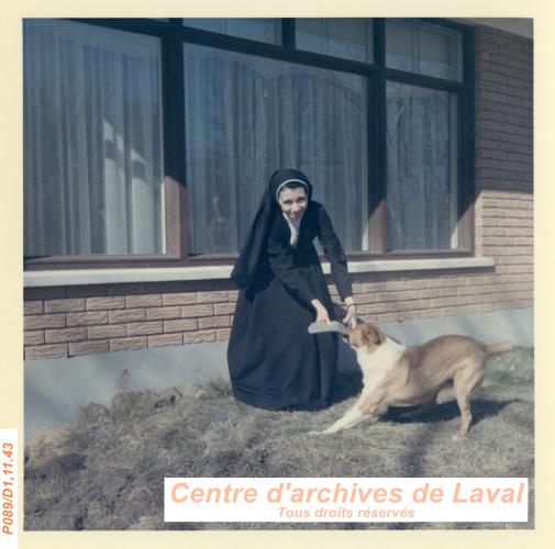 Religieuse jouant avec un chien