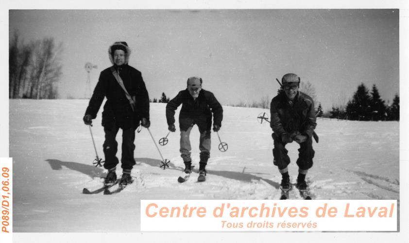 Trois skieurs dvalant une pente