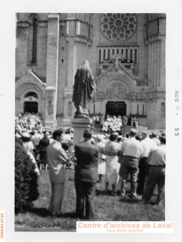 Attroupement devant la Basilique Sainte-Anne-de-Beaupr