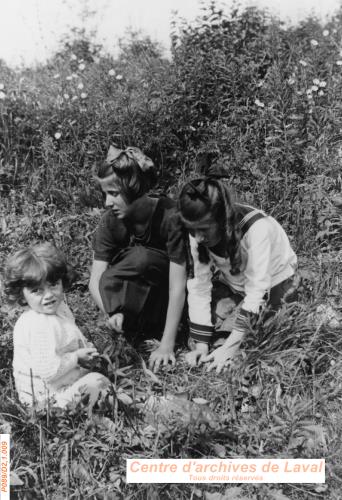 Enfants jouant dans l'herbe