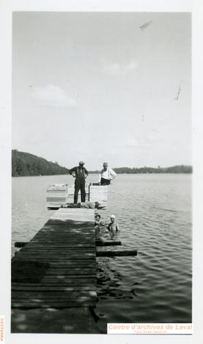 Vacanciers sur un lac