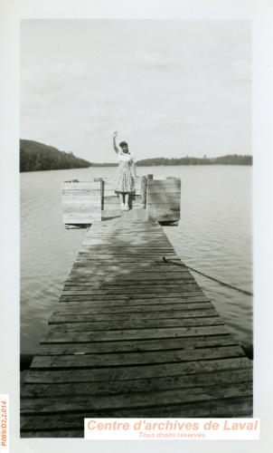 Femme au bout d'un quai